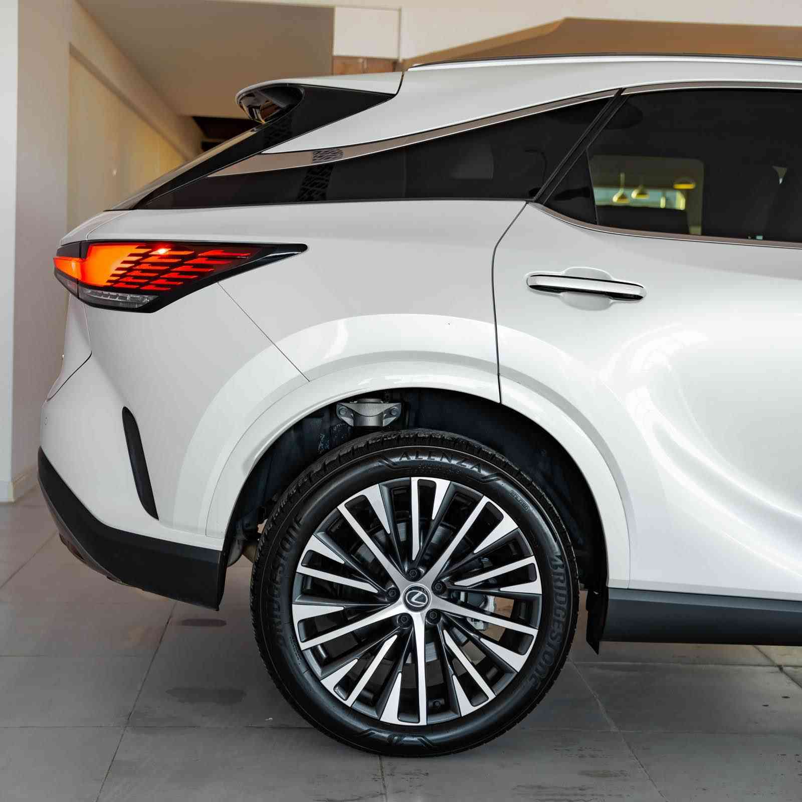 Lexus RX 350 2023

مواسەفاتی ئەمریکی 🇺🇸مۆتەری 2.4 تۆربۆ275 هۆرس پاوەرگیربۆکسی ئۆتۆماتیکی 8 خێراییسیستەمی AWD / FWDشاشەی گەورە و دیجیتاڵApple CarPlay & Android Autoکامێرای دواوە + 360 CameraParking SensorsBlind Spot + Lane AssistAdaptive Cruise ControlPush Startسانڕۆفکورسی چەرمی + Heated & Ventilated SeatsMemory SeatsAmbient Lighting
سەیارەکە زۆر تازەو جوانە ٤٠،٥٠٠ کم ڕۆشتووە ڕەقەم کاتییە سەیارەکە بێ بۆیاخە 
نرخی ٣٩٥ وەرەقە
ژمارەی تەلەفون :***********
WhatsApp&Viber✅ السليمانية, العراق
