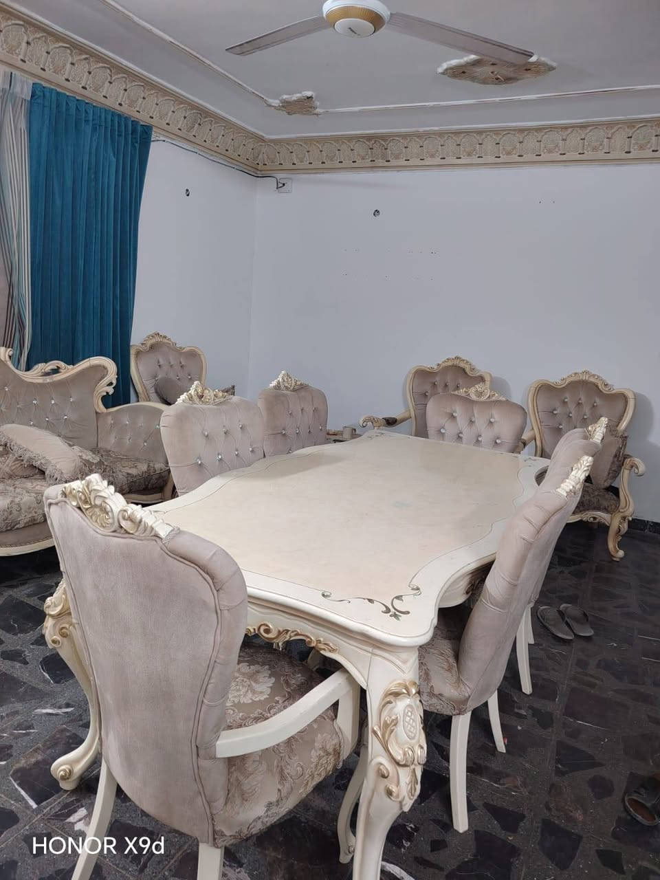 ميز طعام ضخم وياه ٦ كراسي نظيف كرسي واحد بيه ضرر كسر ب وحده من الارجل وسهل التصليح ب ٣٥٠ وبيه مجال


**إذا كنت صاحب هذا الإعلان وتريد حذفه لأي سبب، رجاءا أرسل رسالة إلى الدعم الفني**