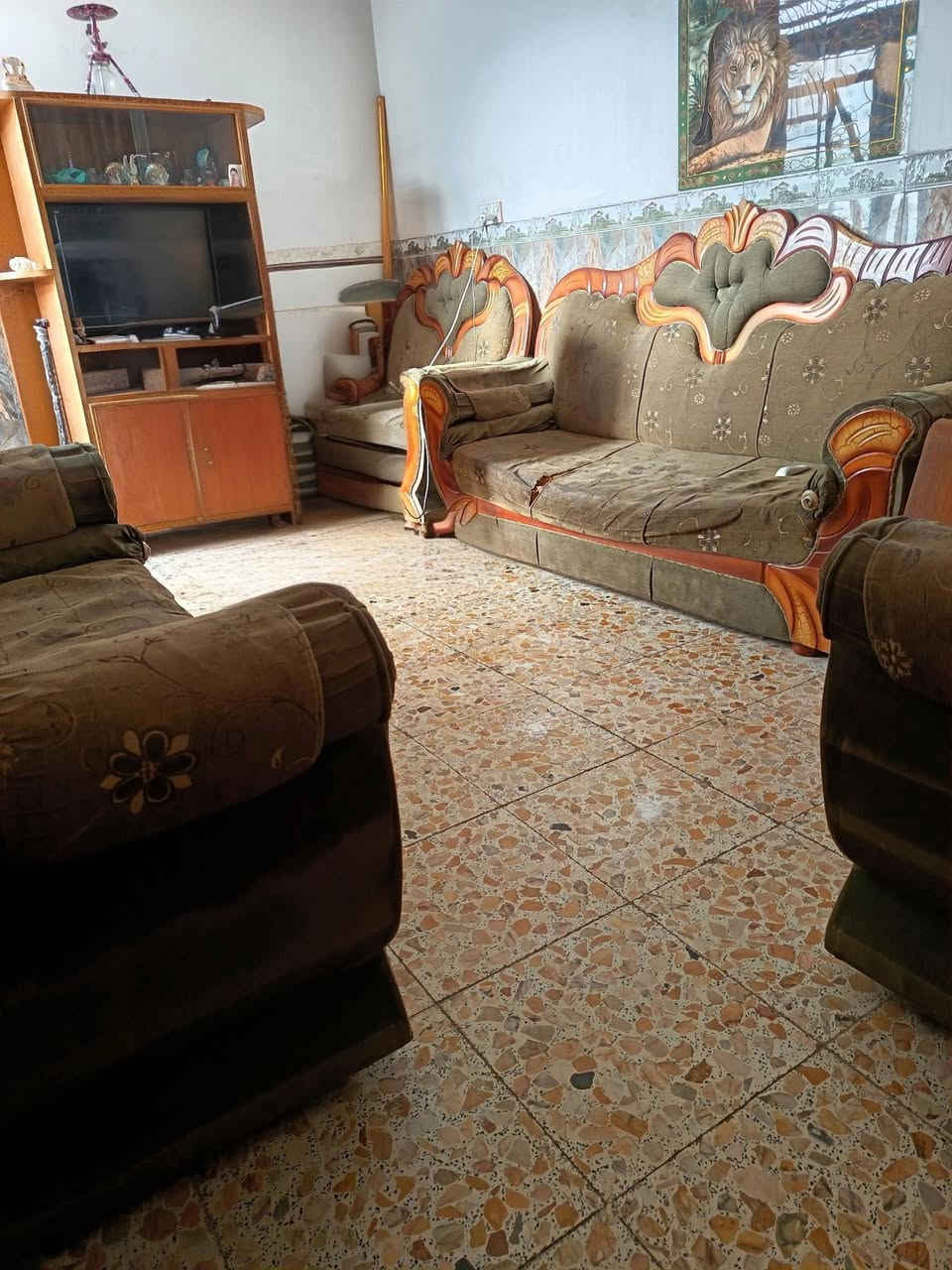 بَـيت للبَـيع.
الموقع:  حي البكرلي - حسينية السفير - حيث تتوفر جميع الخدمات. 

التفاصِيل: 

المساحة: 80 مَـتر، زراعي. 

يتكون من طابقين
الطابق الأول: يتكون من هول - مطبخ - غرفة - استقبال - طارمة
الطابق الثاني: يتكون من غرفة كبيرة الحجم تحتوي على حمام داخلي
كما يحتوي على سطح 

السعر: تجون وبيكم خير وتدللون. 
رقم الهاتف: ***********
