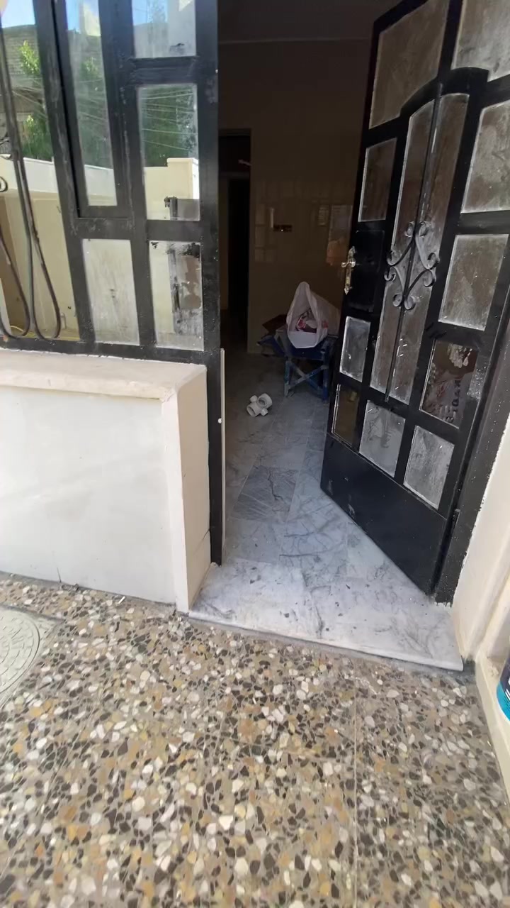 السلام عليكم
دار سكني للبيع مساحه 150 متر واجه 7.5* 20
الموقع بلديات ال un شارع 30  شارع 10 رابع بيت عن شارع 30
الدار محدث من كل النواحي 
يحتوي الطابق الارضي عل استقبال ومطبخ وغرفه معيشه وغرفه نوم وصحيات 
الطابق الثاني يحتوي عل غرفتين نوم وصحيات ومخزن 
علما ً ان الدار فارغ وجاهز للسكن
للاستفسار *********** 
الموقع 👇🏻

https://maps.app.goo.gl/q8kj4Li3PLVjDjXh6?g_st=com.google.maps.preview.copy
