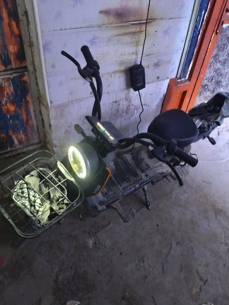 دراجة كهربائية
بطاريات جداد
تشتغل بس بيها مشكلة ماادري شنو هي للبيع بحالتها  50الف 
***********
