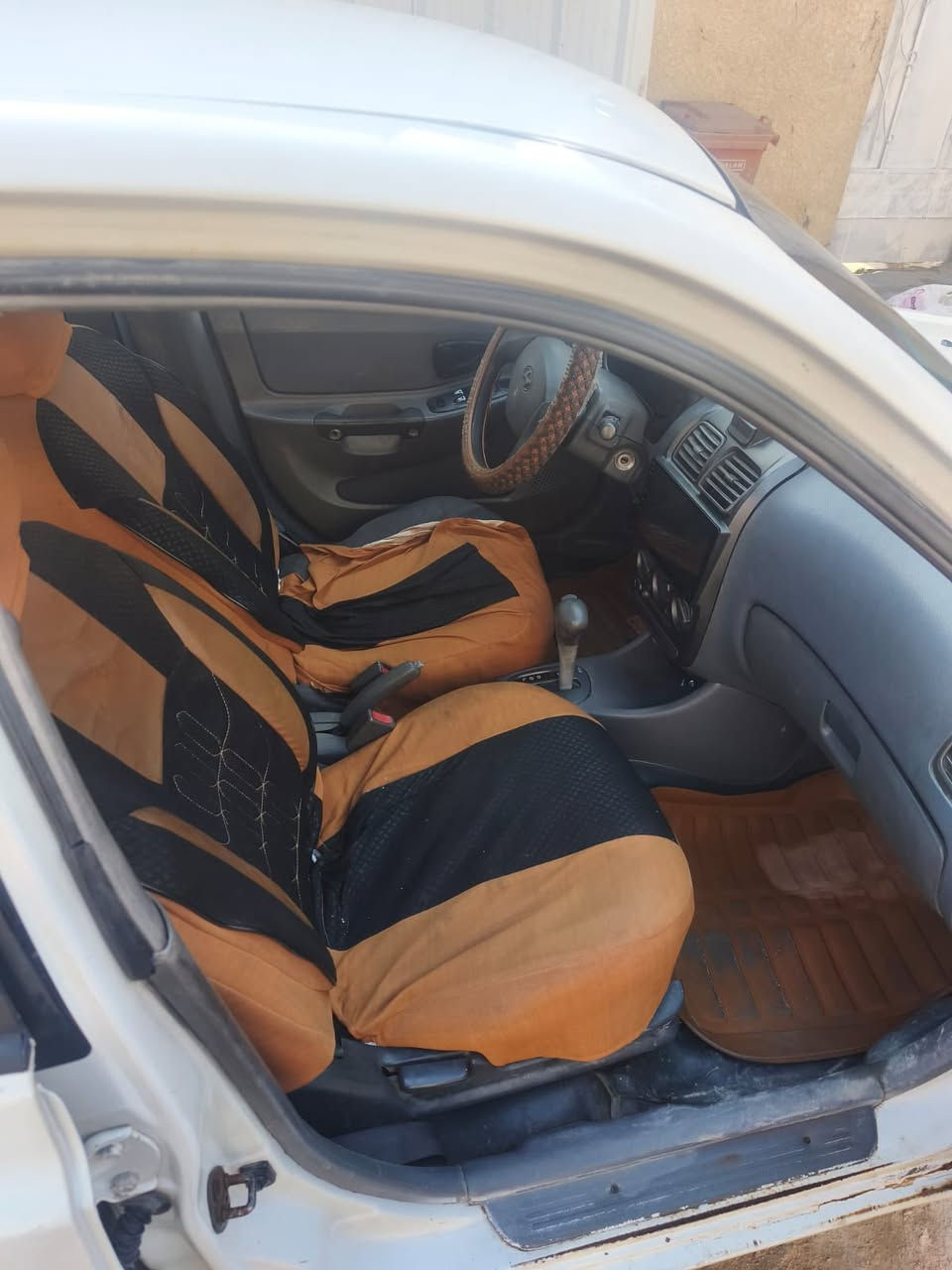 اكسنت 2001 السنويه 27 السياره حلوه مثل ماشوف بيهه صوت شويه بل مكينه الكير مامفتوح  تبريد ثلج بس مصبوغه حزام 
ع الطكه الرابعه يشتغل الشراي  يتصل 
مكاني البياع ***********
