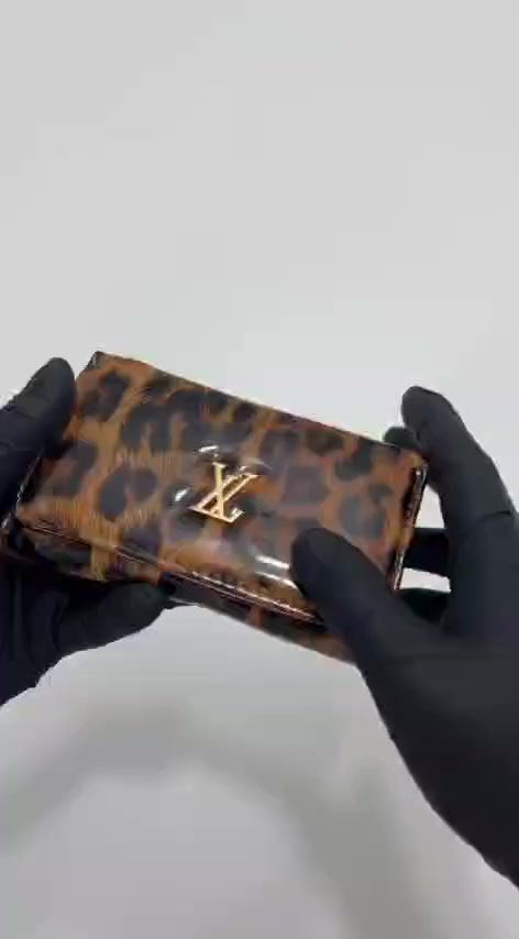 وفرنا الكم كوليكشن  جديد من جزدان  
🔥✨ فخامة بنقشة جريئة ✨🔥
شنو رأيج تصيرين محور الأنظار من أول نظرة؟ 😏
محافظ بطبعة النمر بتفاصيل ذهبية تخلي حضورج أقوى وأجرأ 👑
🐆 تصميم جريء
✨ لمعة فاخرة
💛 تفاصيل ذهبية تعكس القوة
👜 حجم عملي يناسب كل طلعاتج
مو بس محفظة…
ستايل يفرض نفسه 🔥
إذا شخصيتج قوية وتحبين التميز، هاي القطعة إلك 😉
📩 للحجز راسلينا قبل لا تخلص الكمية.

نمري الحجم  وسط 
بشرتچ تستحق الأفضل 🌸💅
#عناية_بالبشرة #جمال_طبيعي #روتين_العناية #منتجات_عناية #بشرة_نضرة #اكسبلور


**إذا كنت صاحب هذا الإعلان وتريد حذفه لأي سبب، رجاءا أرسل رسالة إلى الدعم الفني**