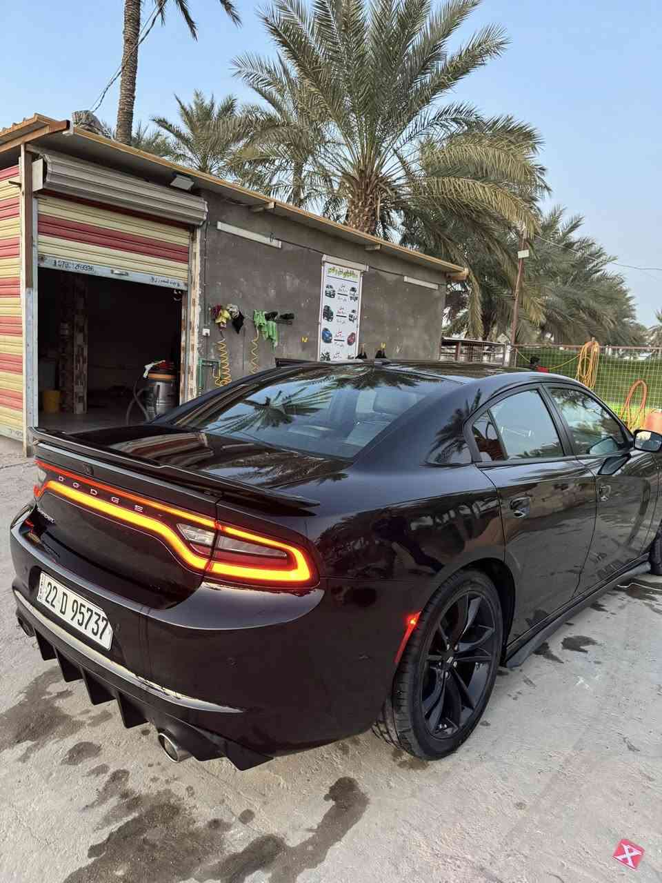 السلام عليكم جارجر موديل 2022  كلين عدا الشخط الي موضح بالصوره بالجهه اليمنه ماشيه 95 الف ميل للاستفسار ***********
