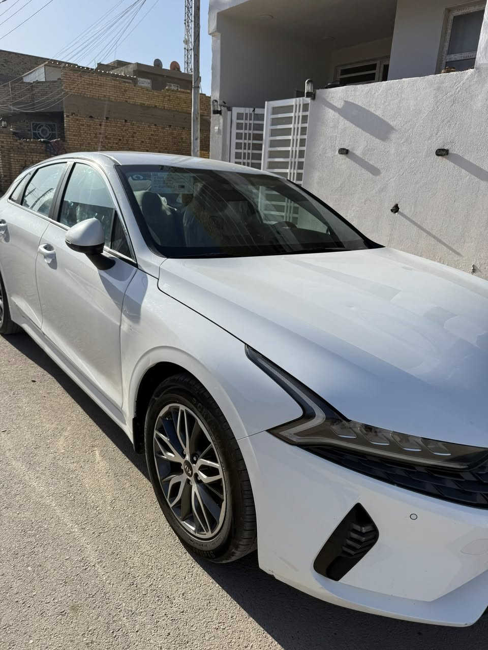 السلام عليكم سياره K5معروضه للبيع موديل السياره ٢٠٢١خليجي حجم المحرك ٢٠٠٠دوش السياره جاهزه اي نقص بيه الضربه بيه فقط بارد بالجاملغ الخلفي جهة اليسره رقم واسط ماشيه ٩٢الف 
الاستفسار ***********
السعر 187وبيه مجال
