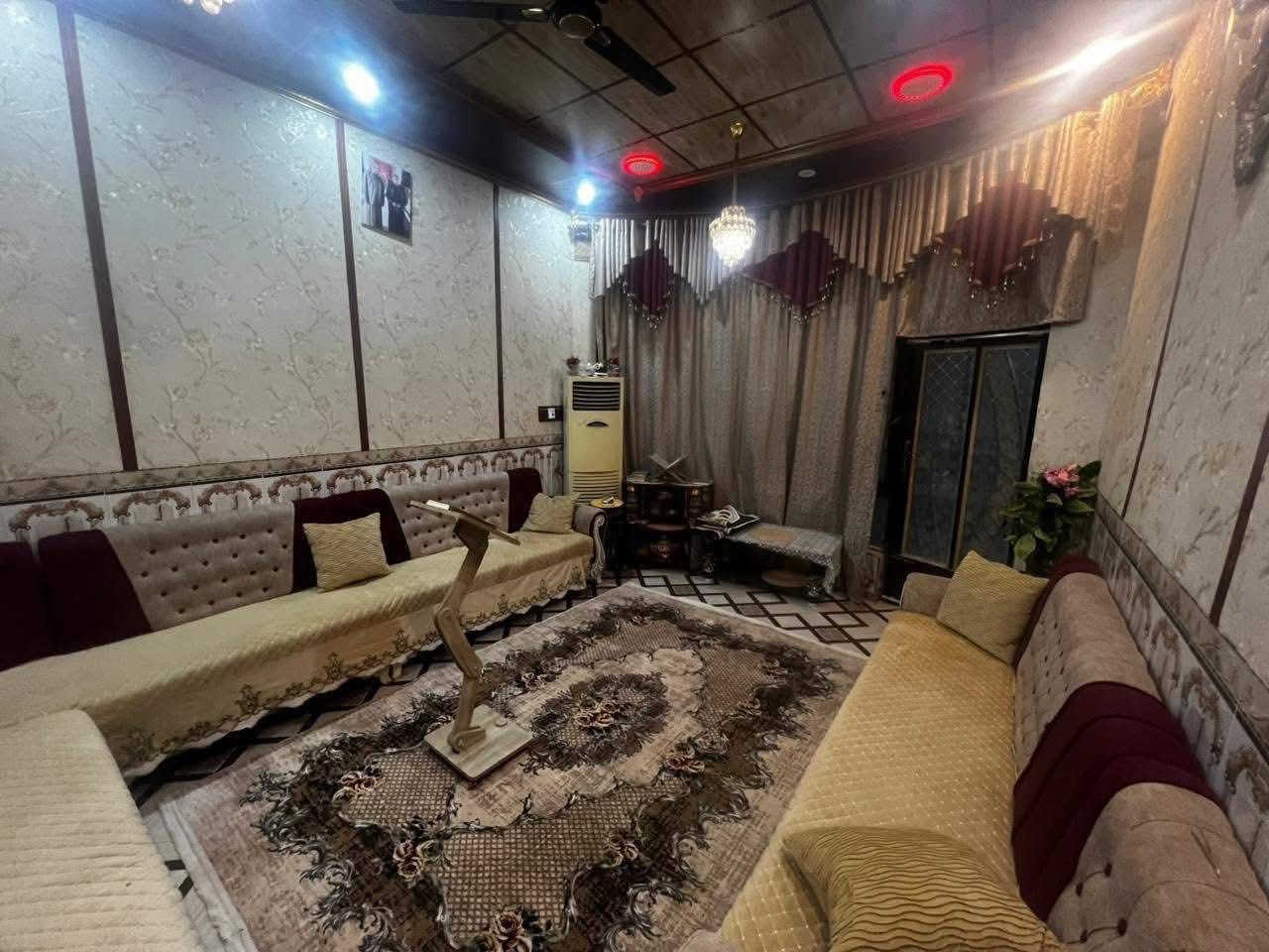 � للبيع بيت في ديالى / الخالص – حي الخويلص

📏 المساحة: 300 متر
🏠 مساحة البناء: 200 متر
📜 الملكية: طابو ملك صرف

يتكون البيت من طابقين + بيتونة (طابق ثالث صغير):

🔹 الطابق الأرضي:

 • غرفتين نوم
 • صالة واسعة
 • مجمع صحيات
 • مطبخ حار وبارد
 • استقبال 
  •  وهول
 • ممر فاصل بين الهول والاستقبال
•حديقة خلفية 

🔹 الطابق الثاني:

 • ثلاث غرف نوم
 • صالة
 • سطح واسع
• مجمع صحيات 
🔹 الطابق الثالث (البيتونة):

📍 الموقع مميز وهادئ في حي الخويلص – قريب من الخدمات والمدارس والأسواق.

📞 للتواصل والاستفسار:
(‏‪***********
