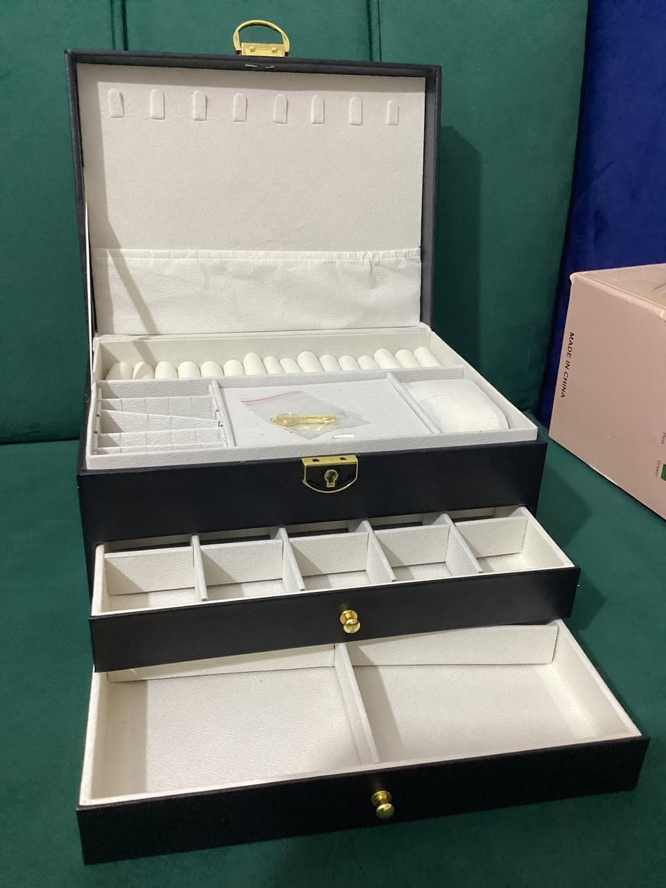 لوكر اكسسوارات بي ثلاث خانات و قفل لون اسود جديد بالباكيت بي جرارين و صندوق تقسيماته كلش حلوة وقوي وعملي سعرة 15 الف و توصيل الفين داخل المحمودية


**إذا كنت صاحب هذا الإعلان وتريد حذفه لأي سبب، رجاءا أرسل رسالة إلى الدعم الفني**