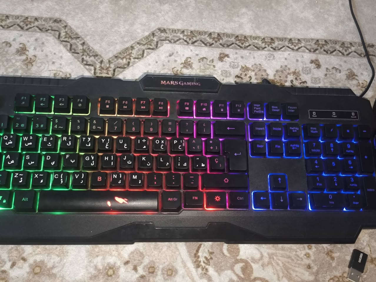 كيبورد و ماوس و ماوس باد
تجي وياه تحويره مال التلفون 
ل ربط الماوس و الكيبورد عله الجوال+ 
و تحويرت سماعه + ستاند جوال لون ابيض + 
كيبورد و الماوس ارجيبي + لون الماوس و الكيبور اسود و الماوس باد احمر 
____________________________________________________
مكاني (نجف مشخاب )
سعر كل الغراض 35 الف 
و الكيبورد و الماوس و اماوس باد وحدهن 25 الف 
للاستفسار اكثر هذه رقمي راسلني واتساب (***********)
