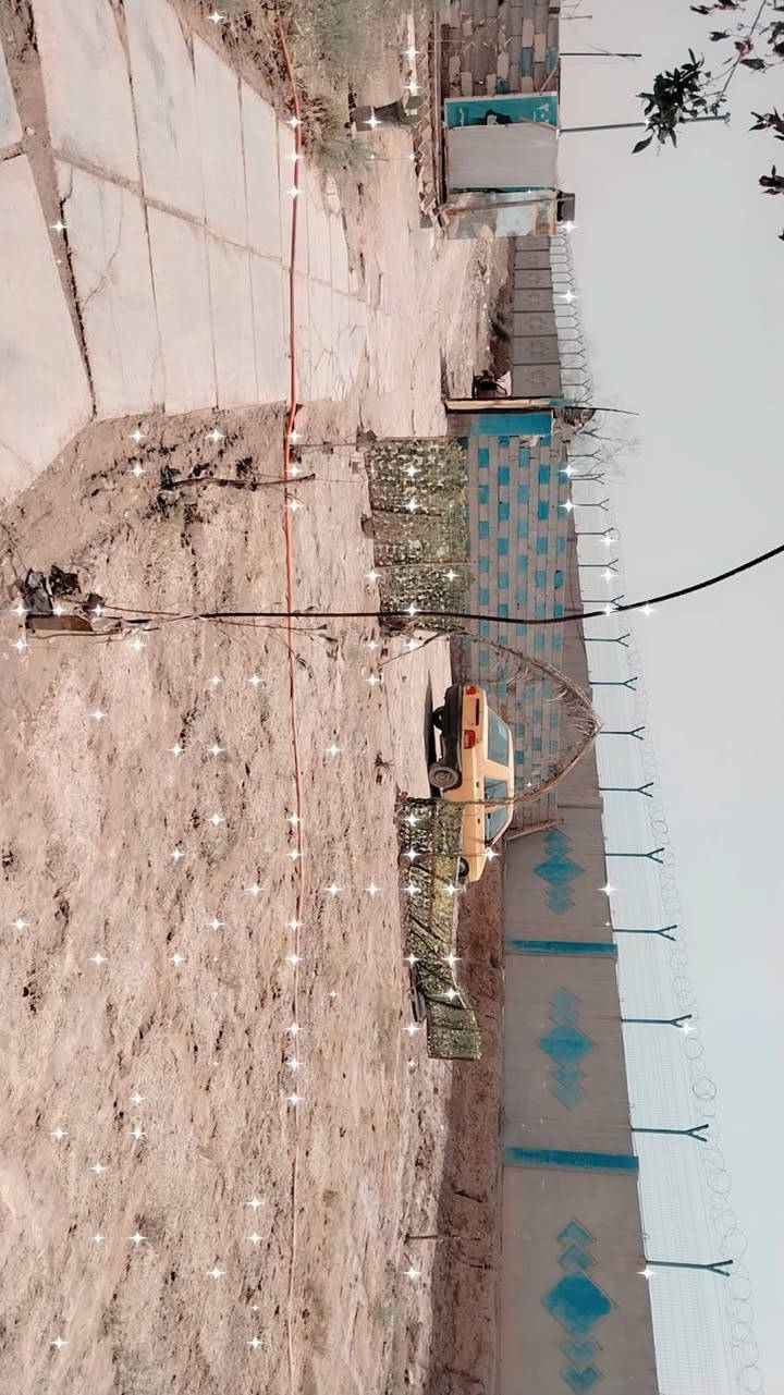 السلام عليكم دونم للبيع يحتوي على ٣ بيوت ومضيف معزول مع الخدمات الإتصال على الرقم ***********
