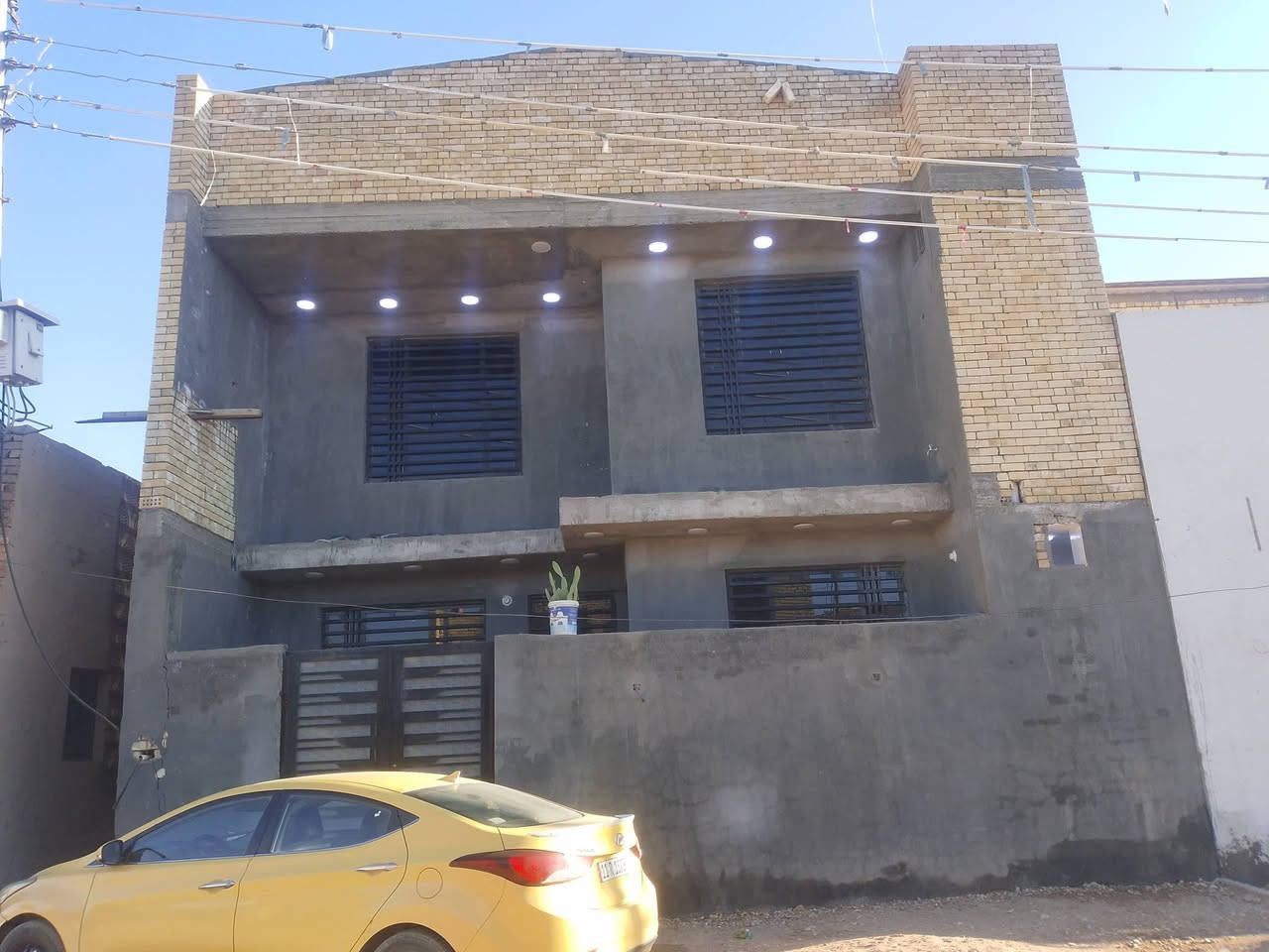 السلام عليكم دار للبيع ١٠٠ متر مربع طابقين  النهروان شارع الشمري خلف اسواق العائله شارع اعداديه البنات٣ غرف نوم وحده منهن سويت 
مطبخ استقبال وصاله جبيره و٢ مجاميع صحيه  ومنورالبيت قيد الانشاء صارله شهرين من كمل نضام تقطير سبالت اناره بروفايل تئسيس غازوماء ومجاري درجه اوله  بناء درجه اوله للاستفسار ***********
