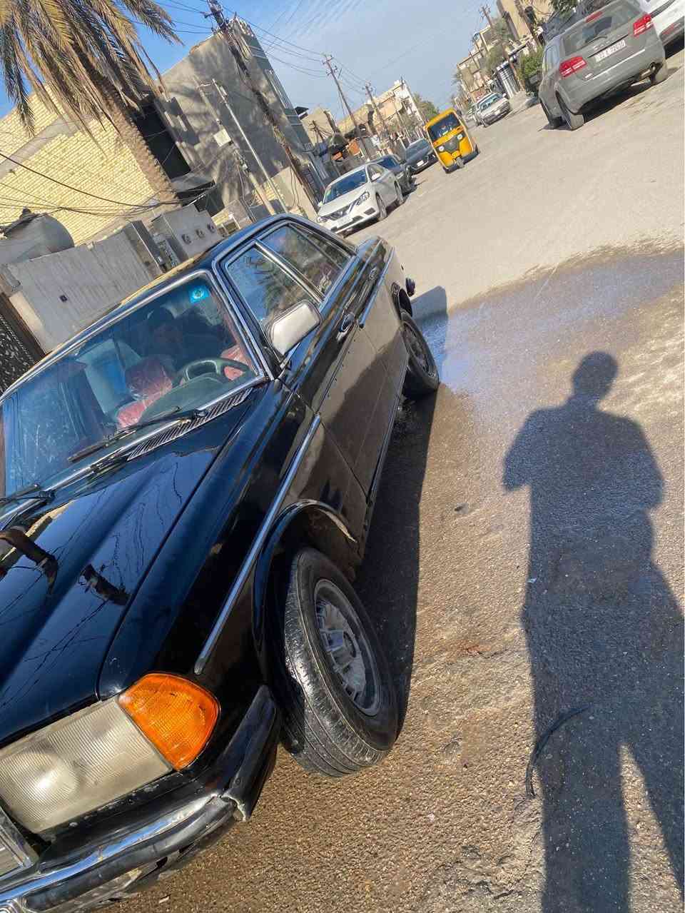 سلام عليكم 
سيارع مرسيدس موديل 1982 ابو جحيل
سنويه جديده هزه جديده رقام جديد نكليزي 
سياره حلوه دواخله مدوشمه ارضيه جلد كشنات جلد 
كير مكينه بحاله جيده محور بطه  سياره شوفت عينك تحويل ثاني يوم تجي تكلبه تشوفه مكاني بغداد بلديات 
*********** بغداد, العراق
