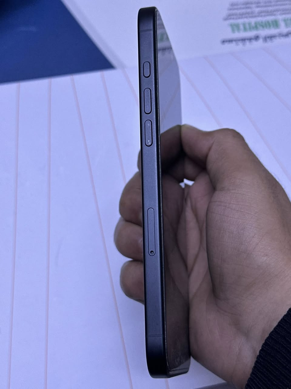 السلام عليكم ايفون 16 ( بلس ) مو العادي هذا البلس 128 كيكا بطارية ١٠٠ كامل الملحقات موجودة كارتونة وشاحنة وكفراتة وياه ومثل ما موجود بالصوره بي ضمان يخلص بشهر التاسع يعني باقي ٨ اشهر عالضمان الجهاز نظافتة مال جديد محافظ عليه كلش وهاي الصور كدامك وتجي تفحص وين متريد واخليك على راسي السعر ٩٧٥ بي مجال بسيط حك جيتك مكاني بغداد صليخ متواجد خاص + واتساب رقمي ***********
