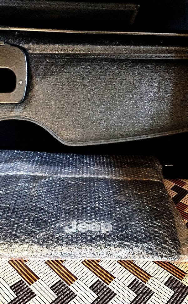 Jeep Laredo  2018  ..black top..  
جيب بلاك توب اللون أبيض ثلجي "حاجب ابيض" مستوردة من امريكا" للمملكة العربية السعودية ومصلحة بأمريكا " مجددة لغاية 2027..فول جديده واستخدام شخصي بعناية تامة.. ماشية 61 ميل رقم بغداد انكليزي جديد..؟
حادثها  سطحي تبديل بنيد ودعامية باصلية نفس اللون وصبغ بسيط في كرون الجاملغات الأمامية دون دواخل ولا حداديه "ايرباكات معادة.".  تم التصليح بأمريكا.." ولو كان التصليح بالعراق لم يتبدل البنيد ولا تنصبغ كرون الجاملغات لبساطة الحادث..!! رقم الشاصي والسونار ضمن الصور المرفقة.."..محرك 3600سته.سلندر"وكير "وحداديه "جيدة جداً وعالفحص" ...

   فتحة " جنطة كهرباء"حساسات خلفيه " تحكم ستيرن جهتين " قفل سرعة " فور ويل" كاميرا دوارة " تشغيل عن بعد" كشن جلد ومخمل" تدفئة ستيرن و كشنات" كرسي السائق كهرباء " شاشة عرض كبيرة" شاشة عطلات وبرمجة" تخم تاير جديد "ويل 20 اسود" بلاك توب اصلي "ثلاثه مود انظمه قيادة" تعتيم مرايا "  تبريد شركة قطعتين فصل ايمن وأيسر.." تدفئة مرايا الخارجية.,"وهناك الكثير من المواصفات..مكان السيارة السماوة .... بيع مراوس حسب القناعه ومن الله التوفيق...!!
للجادين الاتصال *********** السماوا, المثنى
