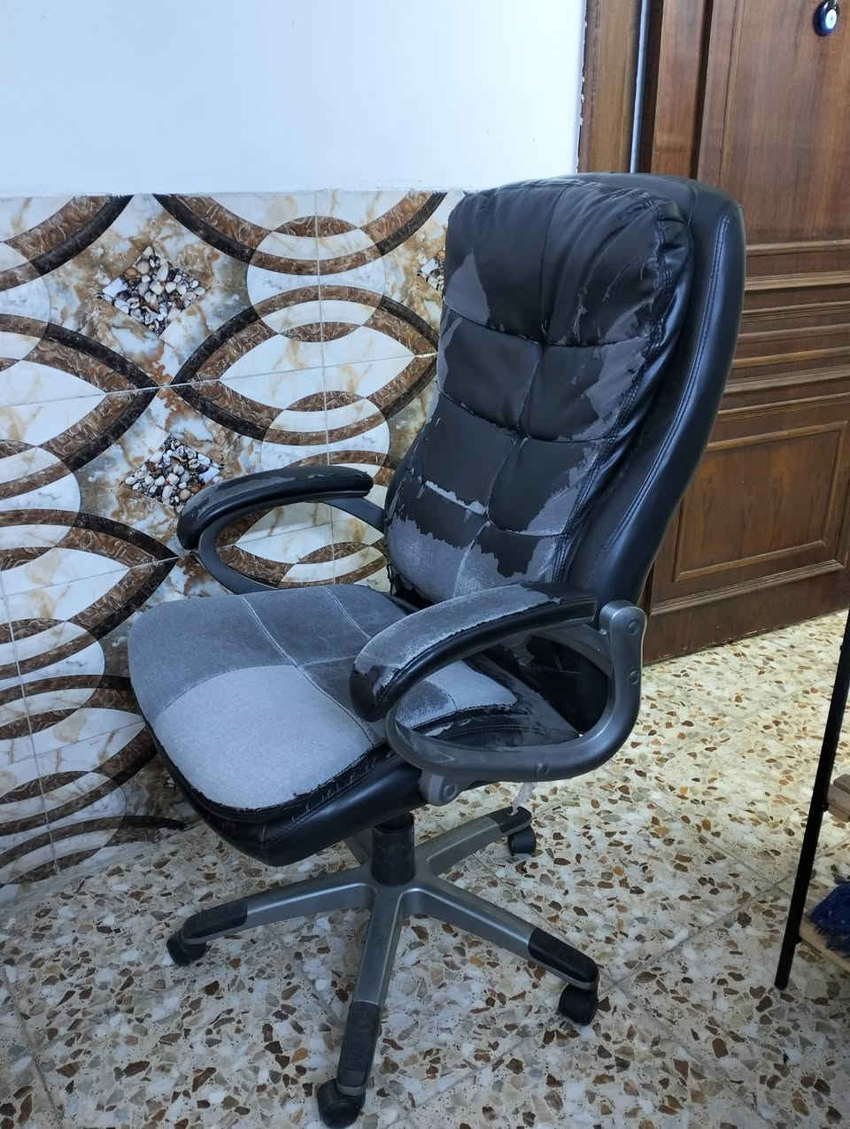 ميز وكرسي مكتبي جديد الكرسي بس جلد واكع


**إذا كنت صاحب هذا الإعلان وتريد حذفه لأي سبب، رجاءا أرسل رسالة إلى الدعم الفني**