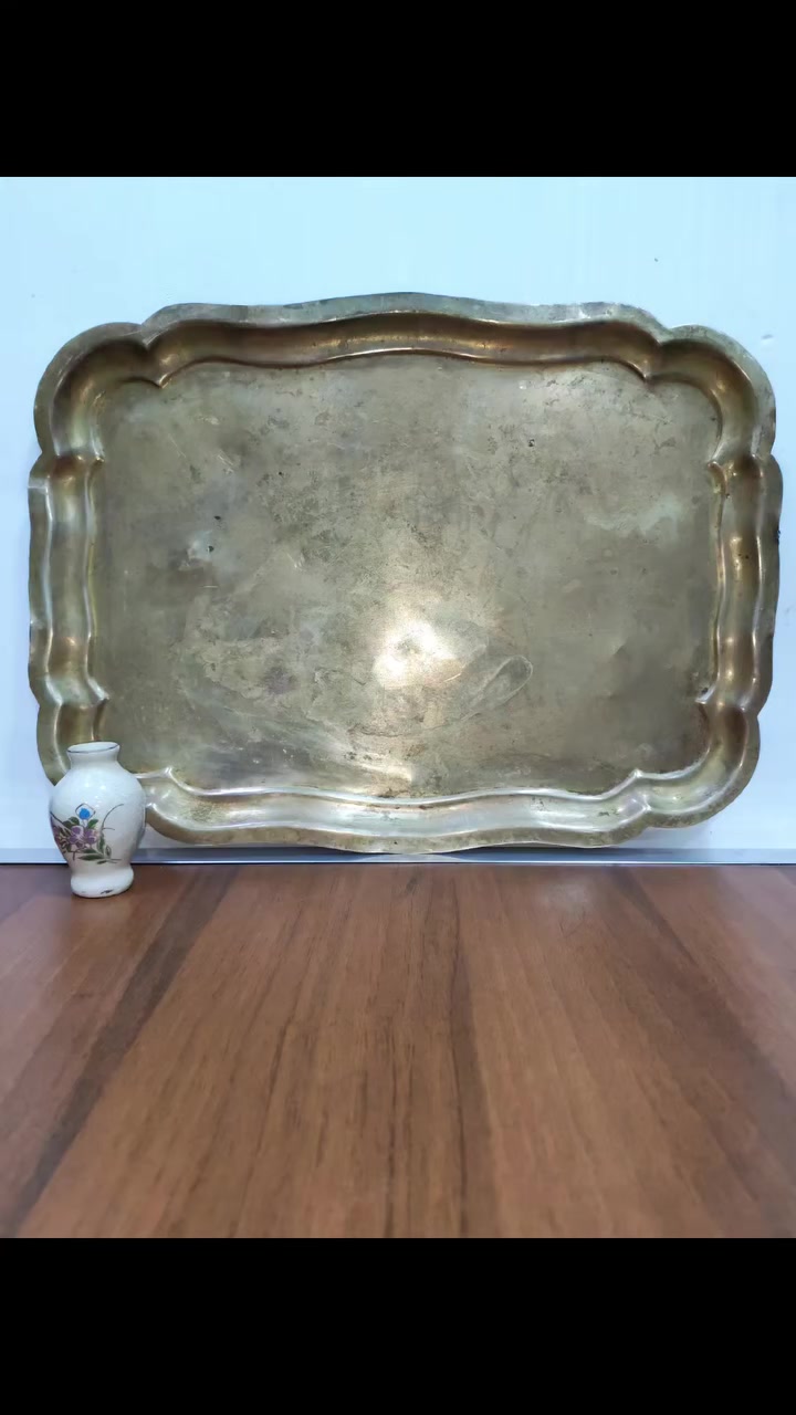 📢 صينية نحاس أثرية بتصميم كلاسيكي مميز

لعشاق الفخامة والقطع النادرة، نعرض لكم صينية نحاس أصلية تتميز بجودتها العالية وتصميمها الفني الفريد. قطعة مثالية لتزيين منزلك أو لتقديم الضيافة بأسلوب تراثي راقٍ.

المادة: نحاس أصلي متين.

التصميم: حواف مموجة (Rococo Style) تعطي طابعاً ملكياً.

الحالة: ممتازة مع الحفاظ على "تعتيقة" الزمن التي تمنحها قيمة جمالية إضافية.

الاستخدام: قطعة ديكور فاخرة، أو صينية تقديم للمناسبات الخاصة.

🚚 خدمات التوصيل:

متوفر توصيل سريع لكافة مناطق بغداد وجميع المحافظات العراقية.

📞 للتواصل والاستفسار:

يرجى الاتصال على الرقم: ***********
أو المراسلة عبر الواتساب.

#نحاسيات #أنتيك #ديكور_عراقي #نوادر #بغداد
