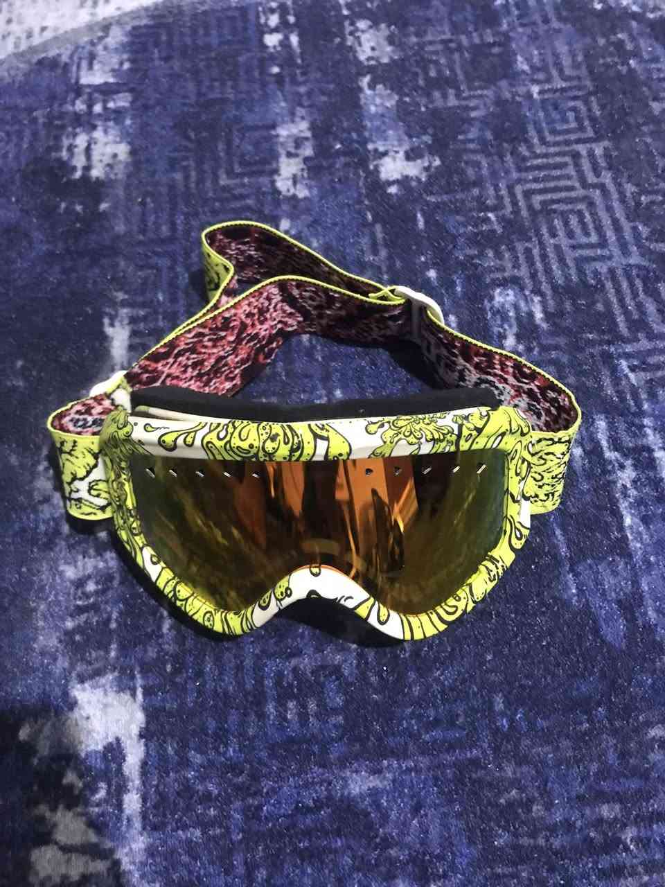 السلام عليكم
الخوذه الوحدة على 15 
المري إصليات الوحده 10 
لايت دولفين بس حطله كلوب يشتغل 
النظارات قيم وأخذ 
مامتواجد على الفيس 
***********
