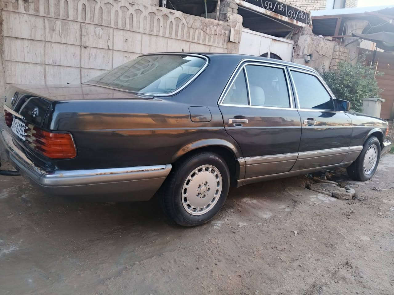 السلام عليكم اخوان مارسيدس E300رئاسي موديل١٩٩٠ السياره جديده وجاهزه من كلشي تخم تاير باتري جديد مكينه قبل ٣اشهر شادها مكينه ٣٠٠٠ ياباني كير ومكينه واكسل وحداديه كلهن ١٠٠٪؜ السياره باسمي رقم انكليزي السياره نقصها فقط شغلات بسيطه  مال تبريد  بيها داخلها نظيف و حلو مكان السياره بابل القاسم السعر ٥٥  رقم***********وات ساب فقط
