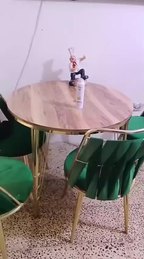 ميز طعام لبيع 90 وبي مجال أربعة كراسي نظيف مابي اي كسر شراي يتصل على الرقم *********** بغداد شارع حيفا
