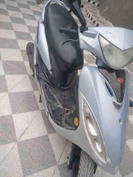 السلام عليكم 
جي فور كامكو للبيع دراجه مفتوحه مره وحده مكينته ناعمه شلعه ومعدل تخبل دراجه جاهزه ماعوزه اي شي كهربائيّات سلف هندر اشاير سكن لايت بك لايت  عداد الالكتروني دراجه نضيفه وجاهزه 
مكاني ناصريه قضاء الغراف السعر 375
للاستفسار ***********
