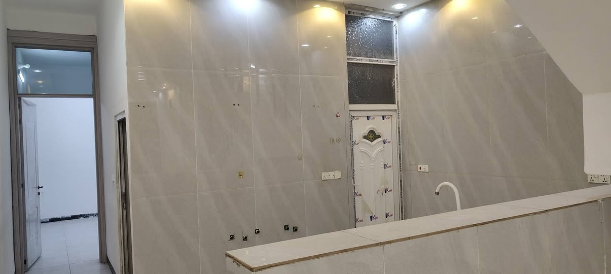 للأيجار بيت في حي القدس طابقين مساحه 100 متر 3 غرف نوم ايجار 400 مطلوب عائله ازغيره  .. للتواصل واتساب 
***********
