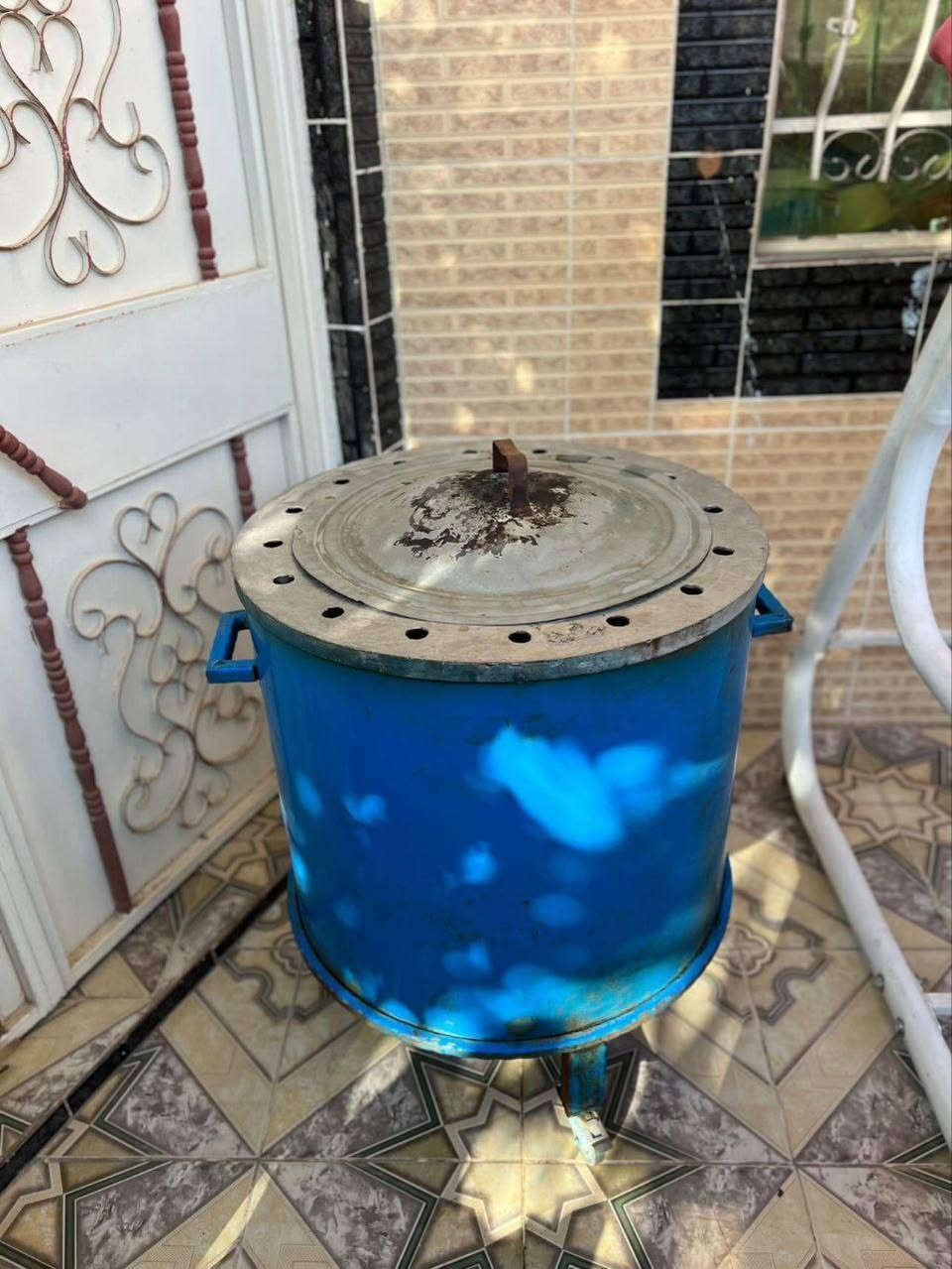 🔥 للبيع تنور غاز حديد – فرصة مميزة 🔥
تنور غاز ثقيل وقوي وبسعر مناسب، مناسب للخبز، الصمون، التنور العراقي، والاستعمال المنزلي أو التجاري.

✅ مواصفات تهمك:
مصنوع من حديد سميك عالي التحمل
يتحمل وزن شخص 150 كغم يقف داخله بكل أمان
استخدام شهر واحد فقط، نظيف جدًا وقريب للجديد

عمر طويل وتحمل عالي للحرارة
توزيع حرارة ممتاز يضمن خبز متساوي

📏 الأبعاد:
الطول من الأرجل إلى الحافة: 90 سم
الطول من الداخل: 61 سم

🎁 ميزة قوية ومهمة:
يجي وياه ستاند حديد مثلث يوضع داخل الفرن
✔️ يمكن وضع عليه صياني وقدور
✔️ عملي للطبخ والخبز بنفس الوقت
✔️ ثابت ويتحمل حرارة عالية
✔️ يوفر وقت وجهد ويزيد من استخدامات التنور

📍 العنوان:
كركوك – حي الواسطي

📞 للاستفسار ومعرفة السعر:
***********
***********
📩 أو مراسلة الحساب مباشرة
