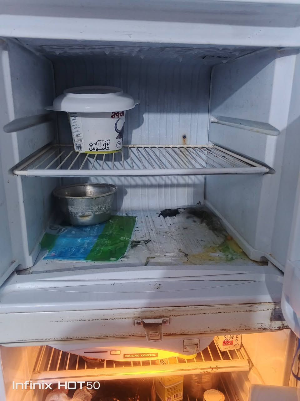 السلام عليكم الثلاجه البيضاء سعرها 200 شغاله شرط الشغل والثانيه الحمراء 150 مال بيتن العنوان العماره حي الرساله‏‪***********‬‏
