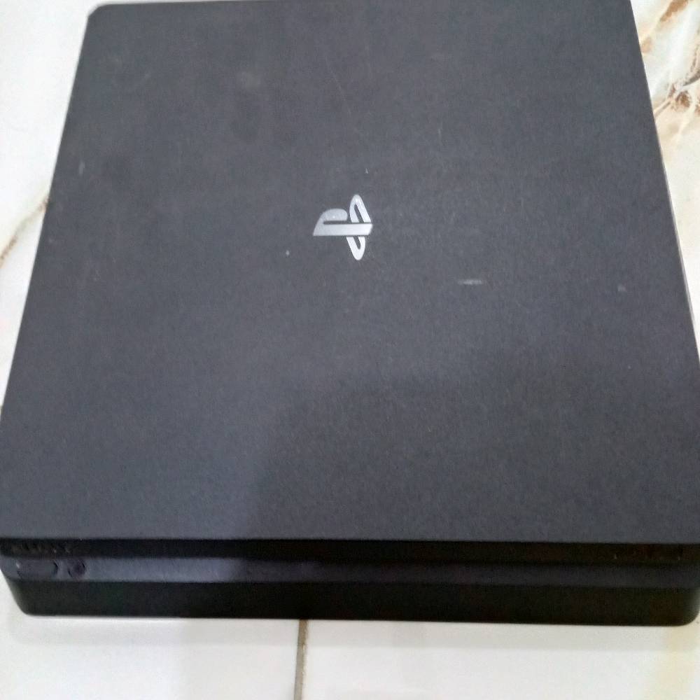 PS4 مستعمل نظيف، يدة واحدة اصلية، UBS سعة 850 بس يحتاج تبديل بطارية، لعبتين داخل الحساب الاولئ Maincraft والثانية ARK, والكيبلات الاصلية ال HDMI و سلك الباور