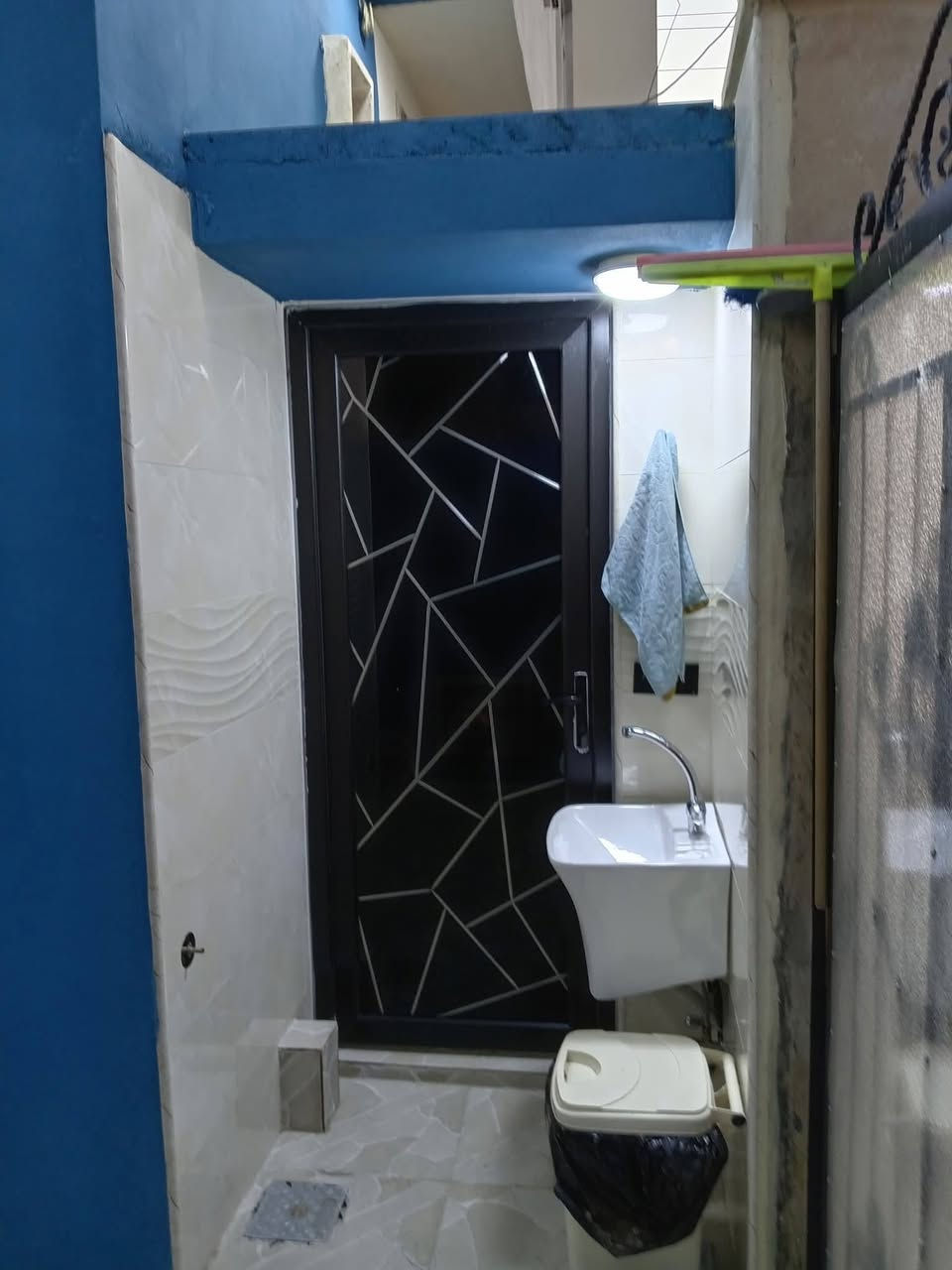 دار للبيع ملك صرف في حي السماح التسعين قرب مول  مرجان التسوق السعر 85 بي مجال  رقم الهاتف  المساحه 100 متر***********
