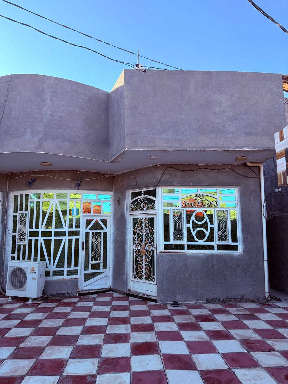 بيت للبيع كامل من كلشي مساحه 255متر   استقبال وهول وغرفتين ومجمع صحيات داخليه وخارجيه  باقي التفاصيل خاص  او اتصلو بالرقم *********** مكان دبله شارع البصيره مقابيل الغسل
