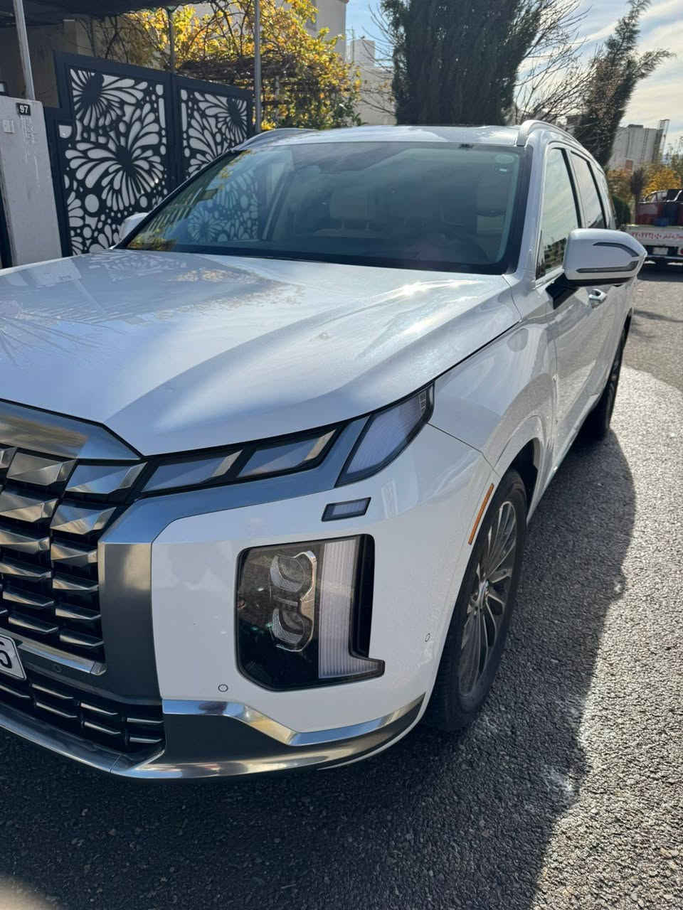 هونداي باليسايد 2024 كولوكروفي اعلا المواصفات وارد امريكي.كلين كلين 
اللون :   ابيض

المحرك : 380‪0,V6  دفع رباعي,AWD 

المواصفات : 

فتحتين سقف بانوراما 

بصمة تشغيل + بصمة ابواب وصندوق+ تشغيل عن بعد

رادارات اماميه + خلفيه + جانبيه 

حساسات اماميه + خلفيه، داتا شو تعكس قراءة الكيجات  على الجامه  + جميع الكشنات صعود ونزول كهربائي، 

كشنات vip منفصل(ملكي) ، 

دشبول وابواب فيها اضاءة محيطيه متعددة الالوان، 

بردات جانبيه اصل / تبريد ٣ أجزاء. 

تبريد مركزي شاشه + منفصل،

التحكم: 

تحكم ستيرن + شفتات ستيرن + تدفئه ستيرن + مساج في الكشنات ،

مري هيتر + تعتيم 

ويل كب 20

صندوق كهرباء شفط + 4وضعيات فتح الصندوق، 5 وضعيات قياده،

اوتو هولد + نقطه عمياء + اوتو بريك.

سايد بريك بصمه أوتو + مثبت سرعه + تحديد مسار، مانع انزلاق، السقف الكانتارا 

،شحن موبايل لاسلكي + شحن من 4 اماكن + شاشة كبيرة. المرايا الجانبيه تنزل إلى الأرض تلقائيا عند الرجوع. 

مانع تصادم خلفي وامامي. 

اوتو ستوب يعني المحرك يتوقف عند الضغط على البريك في الاشارات وعند مرور جسم غريب أثناء القياده وكذالك عند الرجوع . ،  السياره جديده جدا دخول جديد, صدر كبس .سياقة ذاتيه بدون استخدام الستيرن .
السعر 360 ورقه 
الاتصال ***********
