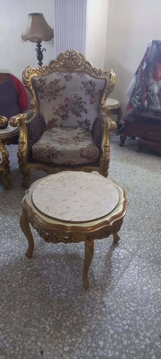 نص تخم مصري ذهبي زان يحتوي على :
قنفة ٣ نفرات  عدد ١
كرسي عدد ٢ 
طبلة وسطية عدد ١
طبلات جانبية عدد ٢
السعر ٥٠٠ الف الموقع بغداد / المنصور 
الاتصال على الرقم *********** بيه وات ساب
