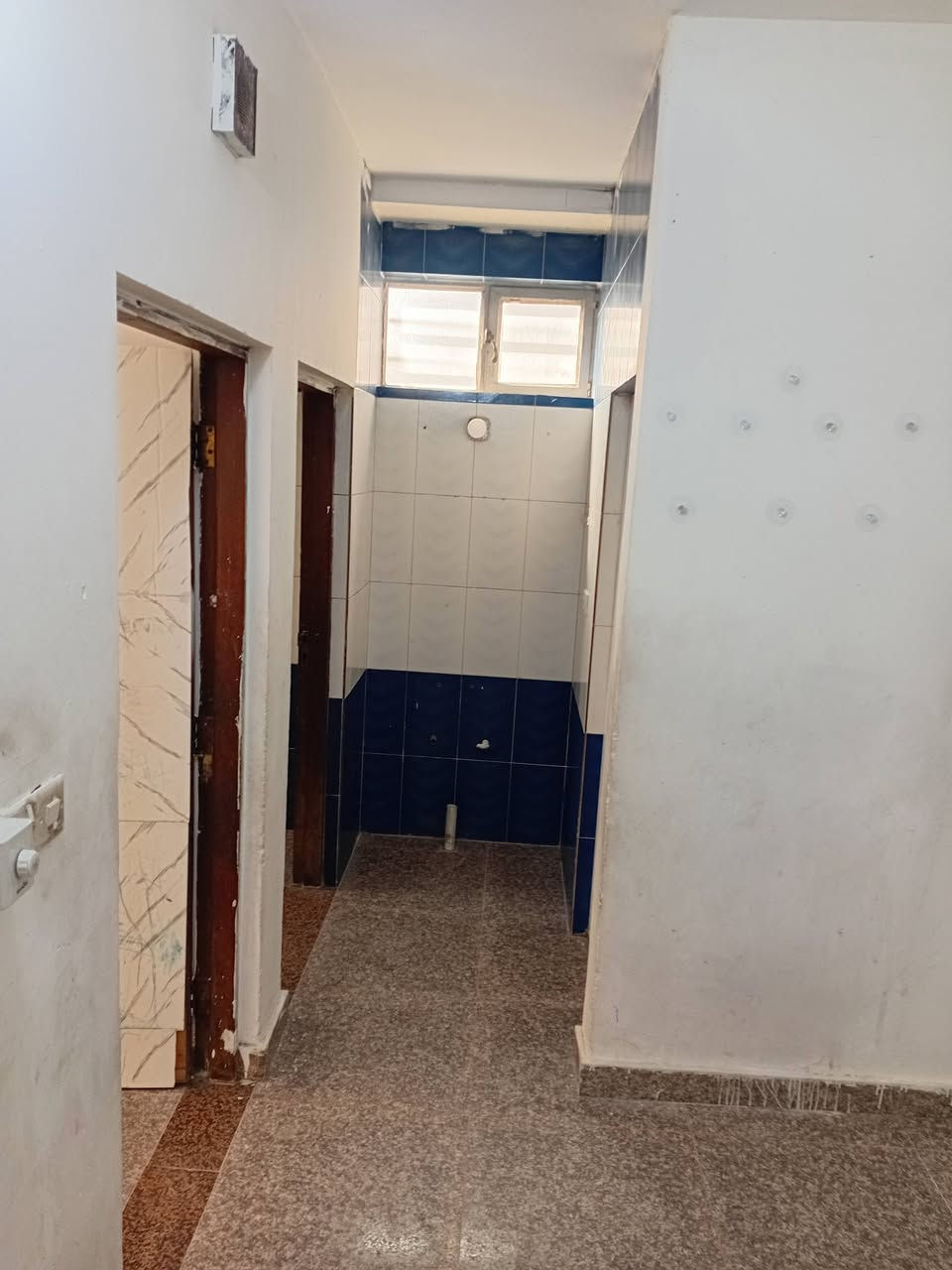 سلام عليكم تتوفر شقه للايجار لعائله ٤نفرات او اقل محله ٧٠٩قرب مكتبة رعد ***********
