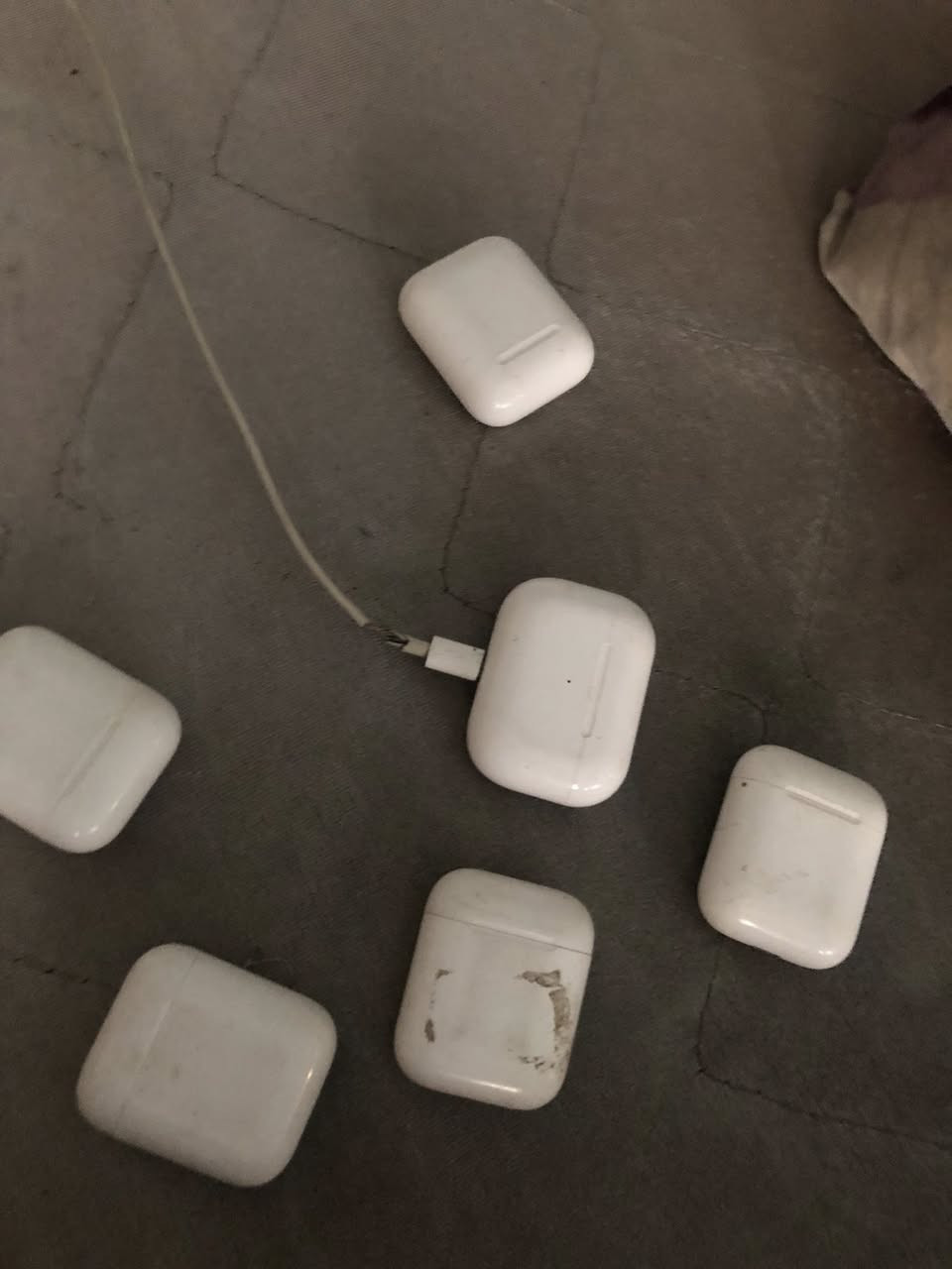 السلام عليكم ايربودات اصليات جيل ثاني وحده ثالث ابيع فحم شرط اصليات  تخليهن على شحن يشحنن بس ماعرفنا نربط ميربطن على سامسونج عدد القطع 6السعر 65 الف شلع عنواني بغداد بنوك ***********
