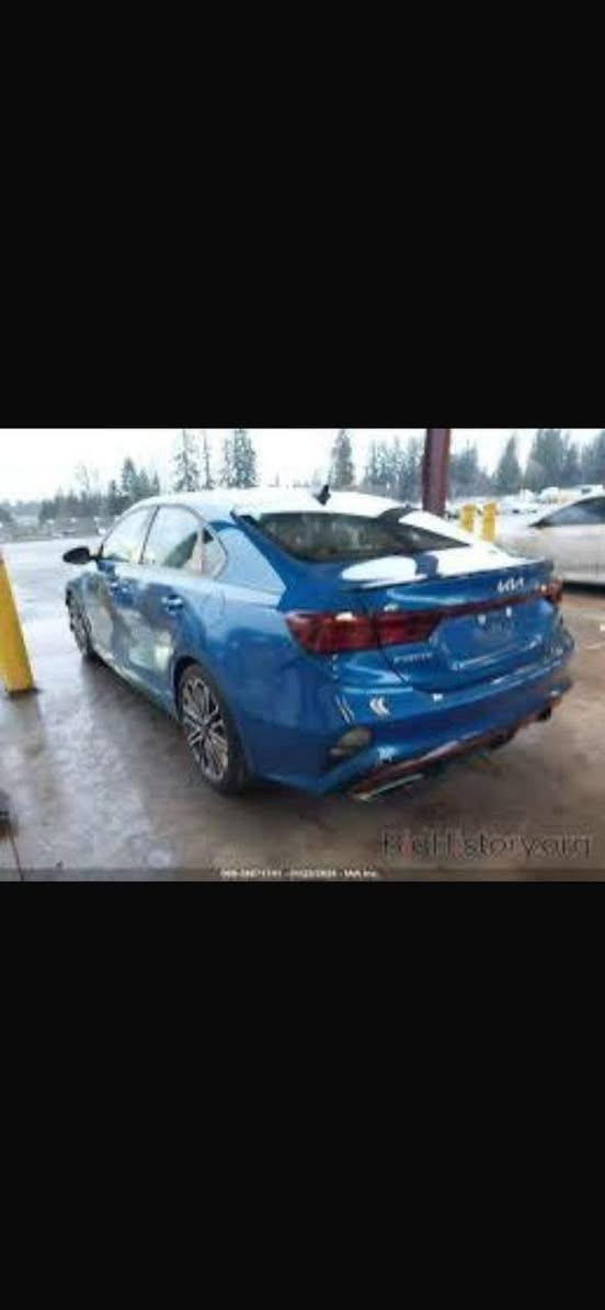 سياره فورتي 2022 GT للبيع فول مواصفات
سياره فورتي موديل 2022 جي تي فول مواصفات فتحه بانورامه حادث موضح بل صوره 
مكينه 1600 تيربو 
 مكان بغداد الزعفرانيه
سعر 155 
رقم التواصل ***********
غير متواجد عل فيس
