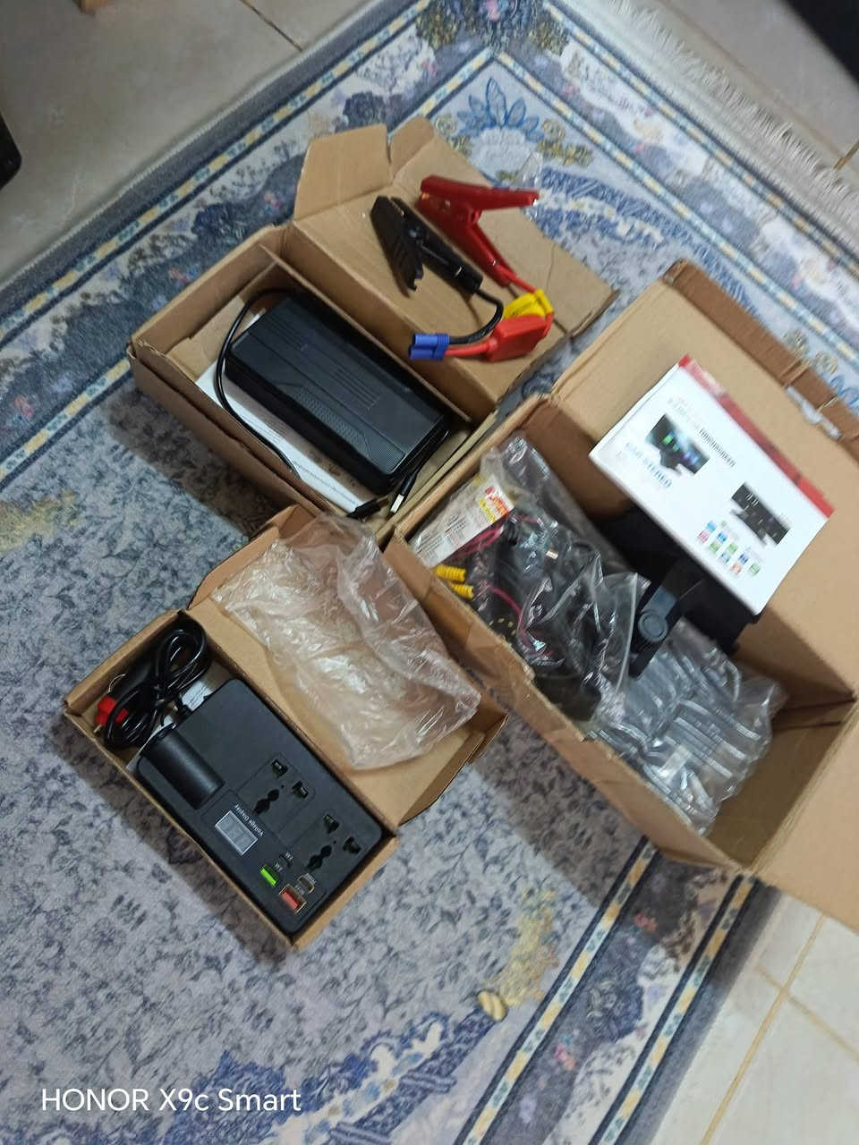 السلام عليكم
 باور ولايت وجطل سيارة سعرة 30
شاشة سيارة جوكر تدعم كار بلي واندرويد مع كامرة خلفيه سعرها 30
محول من 12 فولت إلى 220 مع منافذ USB وتايبسي مع شاشة رقمية وايضا مكان للجداحة سعرة 20
مكانهن بغداد ظباط حي القاهرة *********** او *********** الخطين بيهن واتساب توصيل محافظات ماعندي اعتذر منكم اخوتي تعال اخذ الي يعجبك هلا بيك
