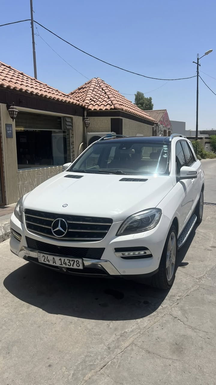 سلام عليكم

Mercedes ML400  4MATIC  AMG kit 2015

المحرك وناقل الحركة:
* مكينة M276 من افضل محركات مرسيدس اعتمادية  
* 6 سلندر Bi Turbo سعة 3L 
* ناقل حركة اوتوماتيك G-Tronic Plus سبع نمر
* القوة الحصانية = 329HP
* العزم = 480NM
* التسارع = 0-100 بـ 5.8 ثانية
* السرعة القصوى = 250km محددة الكترونياً

انظمة السلامة والامان:

* رادارات + حساسات امامي وخلفي
* نظام الـ PRE-Safe للحماية من الحوادث (السيارة تتنبأ بالاصطدام قبل وقوعه تجهز نفسها لحماية الركاب تغلق النوافذ والبانوراما وتشد حزام الامان وتغير وضع الكشنات حسب جهة الاصطدام وتسرع استجابة ضغط الفرامل)
* نظام الـ EBD (Electronic Brakeforce Distribution) نظام ذكي لتوزيع قوة الفرامل بين العجلات الكترونياً حسب الحمولة والطريق
* نظام الـ ESP (Electronic Stability Program) نظام الثبات اذا السيارة بدأت بالانزلاق يفرمل عجلة معينة وحدها حتى ترجع السيارة لمسارها
* نظام الـ ABS اكيد موجود ومدمج مع الانظمة البقية
* نظام الـ     Collision Prevention Assist للتنبيه من الاصطدام الامامي ويساعد بالفرملة
* نظام الـ BAS (Break Assist) يقوي البريك بحالات فرملة الطوارئ
* نظام Attention Assist يراقب اسلوب القيادة وينبه السائق اذا استشعر علامات تعب او نعاس
* نظام مانع الانزلاق + زر للتفعيل
* احزمة الامان كهربائية
* واكيد السيارة Full Air Bags 
* وباقي انظمة الامان معروفة بمرسيدس

انظمة المساعدة والترفيه:

* كاميرات محيطية 360 درجة + منظور 180 درجة
* الكاميرا الخلفية منبثقة للحماية من الغبار والاتربة
* نظام الـ Active Parking Assist
* نظام الـ Auto Hold مع دواسة البريك للتوقف المؤقت واكيد الهاند بريك كهربائي
* نظام صعود ونزول المنحدرات
* نظام الـ SpeedTronic Limit + Cruise Control 
* نظام تبريد منفصل المناخ للسائق والراكب
* نظام الـ ECO Start Stop + زر الـ ECO 
* صندوق كهربائي Soft Close 
* انارة ترحيب
* الاضواء الامامية ذكية Auto LED متفاعلة بأربع اتجاهات 
* الشاشة بنظام الـ COMAND من مرسيدس يدعم كل الاجهزة
* Ambient Light بكل مكان وبـ٣ الوان مختلفة
* تبريد وتسخين حاملات الاكواب
* الكشنات اكيد كهربائية + اسناد اسفل الظهر للسائق
* ISOFIX لتثبيت مقاعد الاطفال
* شفتات بالستيرن
* انظمة التنبيه 

الشاصي:
* سليم ١٠٠٪؜ من الضربة والصبغ السيارة وارد خليجي ومكفولة كفالة عامة 

العداد: 
* ممشى 240,000km كل السيرڤس مالتها بوكالة مرسيدس سليمانية وبغداد

السعر: 26,500$ يعني ٢٦٥ ورقة
مكان السيارة البصرة للإستفسار اكثر التواصل على
***********
