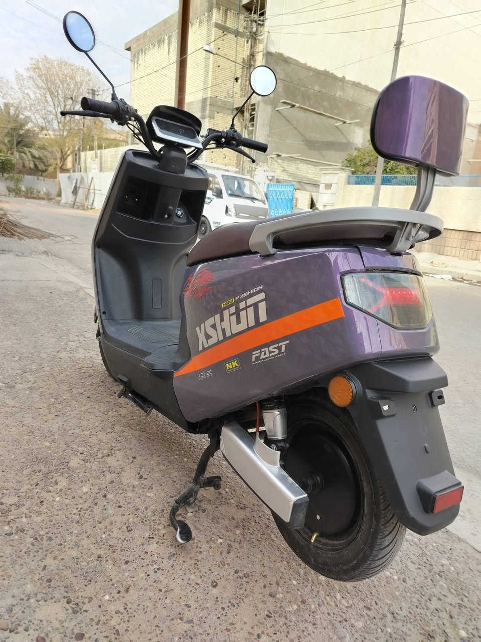 السلام عليكم دراجه شحن سكنس لون مميز استخدام قليل ماشيه ٧٠٠ فقط يعني حالها حال الزيرو تجي فول مواصفات..
ملف 1500.
بطاريات كبار دبل عدد 6.
تمشيك مسافه بحدود ٥٠ كم.
مكاني جادريه.
السعر ٦٥٠ الف مع هديه خوذه وجادر. 
***********
