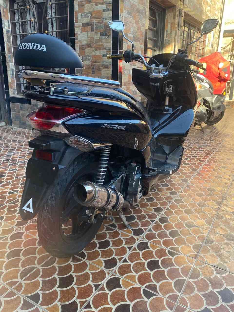 السلام عليكم للبيع دراجه pcx جيل الأول دراجه مال رمبه مديل 18 حجم المكينه 150ياباني الأصلي دراجه ياباني الأصلي كامله من كلشي ستان كهربائي حساس ازدحام دراجه جديده بمعنه الكلمه ودراجه مزوده مال رمبه  وأحله امنل صوره دراجه مكينه وكهربأيات كفاله عامه اي نقص ما بيه السعر مليون و500 وبيه مجأل قليل اي استفسار ***********
