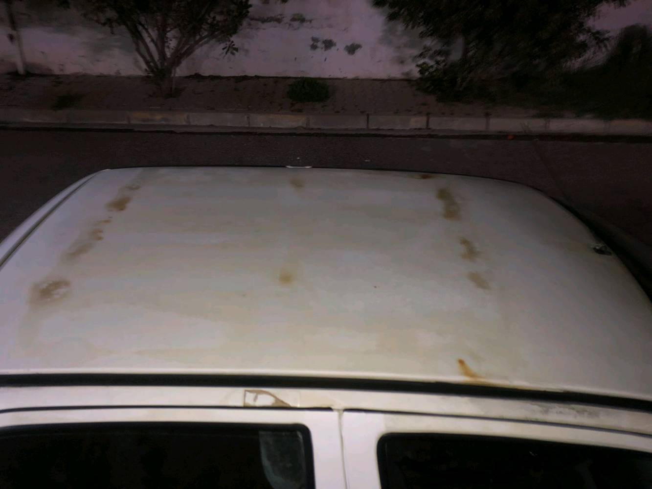 سيارة شيري 2012 بيضاء للبيع، بحالة جيدة مع علامات استعمال ظاهرة. فيها مساحات داخلية واسعة ومريحة وتعمل بشكل جيد. مثالية للاستخدام اليومي داخل المدينة أو لاستعمال العائلة. السعر قابل للتفاوض بحسب حالتها واحتياجات المشتري.