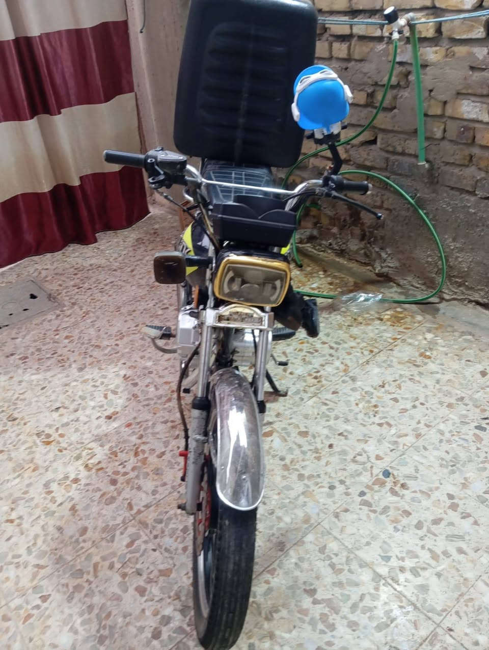 🏍️ للبيع: دراجة سيڤان (SIVAN) 150cc - نظافة الوكالة
"دراجة مال بيت، جاهزة من كلشي ومحرك ستايل"
إذا كنت تبحث عن دراجة عملية، اقتصادية، ونظيفة جداً، فهذا العرض لك. الدراجة بحالة ممتازة كما موضح بالصور ولا تحتاج لأي مصاريف إضافية.
✅ المواصفات الفنية:
المحرك: 150cc (5 كير) محرك نشط جداً، والمهم إنه (مامفتوح نهائياً).
نظام التشغيل: سلف + هندر (تشتغل من أول نقرة).
الحالة العامة: الدراجة "نقص مابيها"، أدواتها كاملة وبدنها نظيف جداً.
الإضافات: مجهزة بصندوق خلفي كبير (مناسب جداً للاستخدام الشخصي أو العمل).
✅ الأوراق والتحويل:
الدراجة مرقمة وأوراقها كاملة.
التحويل: ثاني يوم مباشرةً يتم التحويل باسم المشتري (ضمان حقك 100%).
✅ السعر والموقع:
السعر المطلوب: مليون و300 ألف دينار عراقي.
المجال: "وبيه مجال طيب" للشراي المباشر والجاد.
الموقع: النجف الأشرف - حي السلام.
📞 للتواصل والاستفسار:
[أدخل رقم هاتفك هنا] ***********
💡 لم
