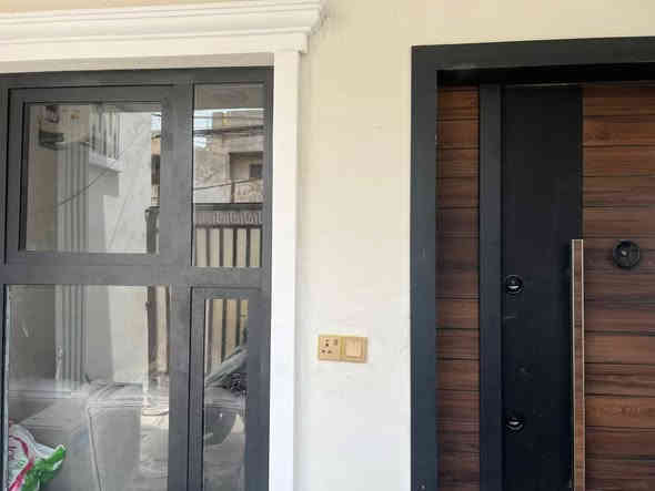 #دار للبيع مساحة 88 م  في المنصور حي الزهور خلف مستشفى الطفل بناء حديث 2025 جديد واجهة 4 م نزال 22 م شارع الي يقع الدار بي 7 م بدون رصيف  -مكون من طابقيين طابق 1 طرمة استقبال كبير مطبخ حار بارد مناور خدمات غرفه نوم كبيره 4 في 5 م طابق 2 مكون من 2 نوم خدمات مناور هول داخلي
- خدمات البيت مصمم بطريقة هندسيه حتى متواجد مكان للغسالات العاديه والصحون واير سمنز درجة اولى بناء درجة اولى
- ارضيات بورسلين 
- السعر مناسب جدا 
لاي استفسار الاتصال بالحاج ابو محمد
***********
او اضغط كلمة تم انطيك السعر خاص
