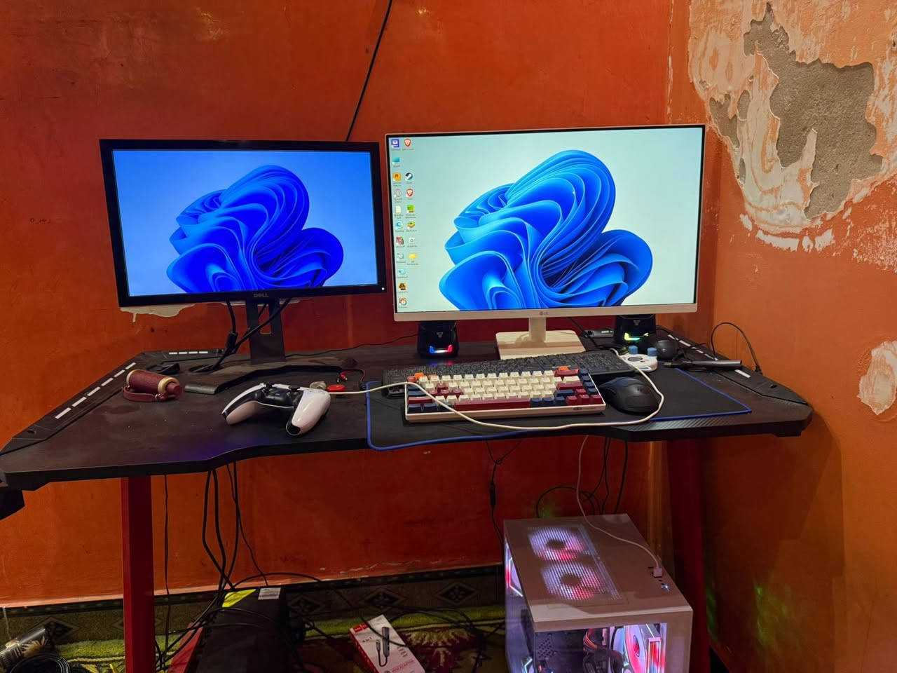 الكيس ليانلي الصغير 7 فانات
الموصفات 
Ci5 10th 
Ram 16 
Gpu rx580xfx 8g
M.2 512
Ssd 250

شاشة lg 75 hz
شاشة dell 60 hz
كيبورد magegee 
ماوس atk 
جوستك بلي 5 اصلي 
Ups فاربر 1500
ميز كيمنك 
كرسي كيمنك

مكان مدينه الصدر 
***********
