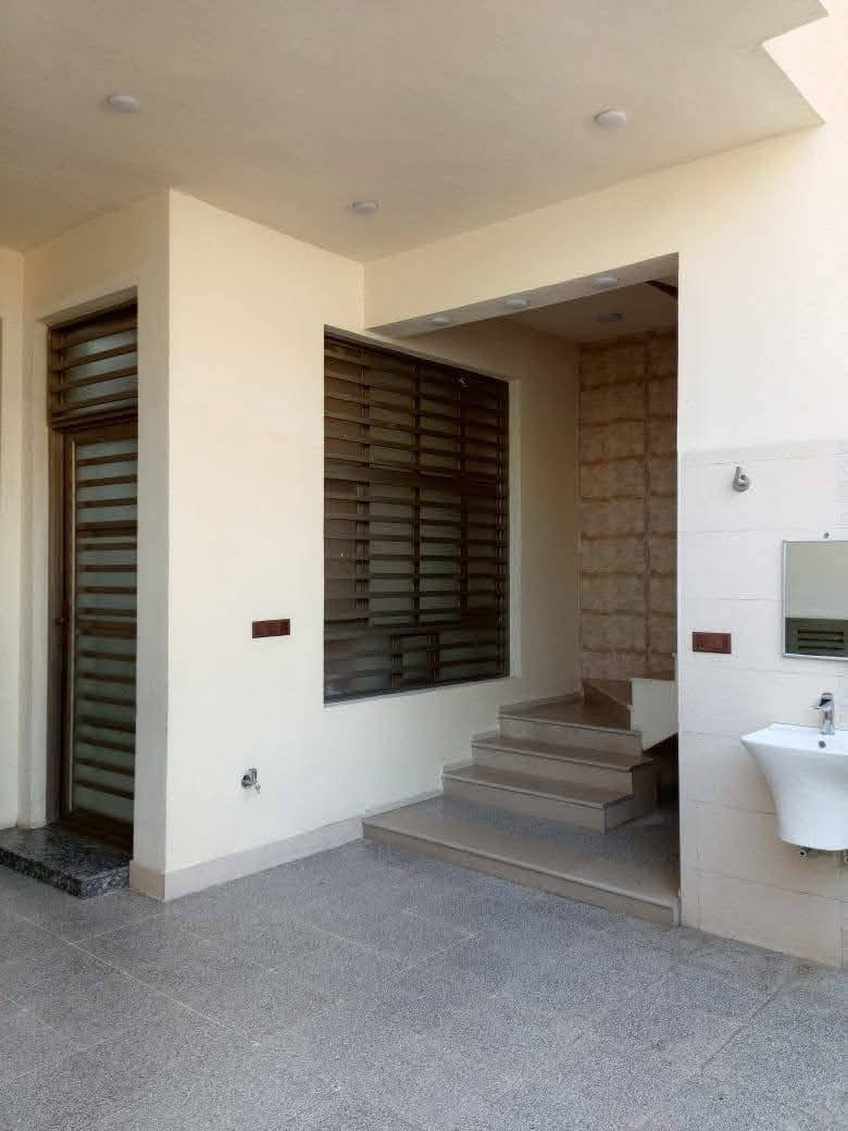 السلام عليكم بيت للبيع ٢٠٠ متر 25x8 الاورفلي الاستداره الثانيه قرب عماره الصادق ثلاث طوابق درج خارجي
يحتوي البيت ٨ غرف نوم ثلاثه منهن نظام سويت ٣ مطابخ حار وبارد واستقبال و٣ صالات ٧ حمامات مناور ٢وكل طابق تواليت خارجيه كراج سياره   
#للإستفسار***********
