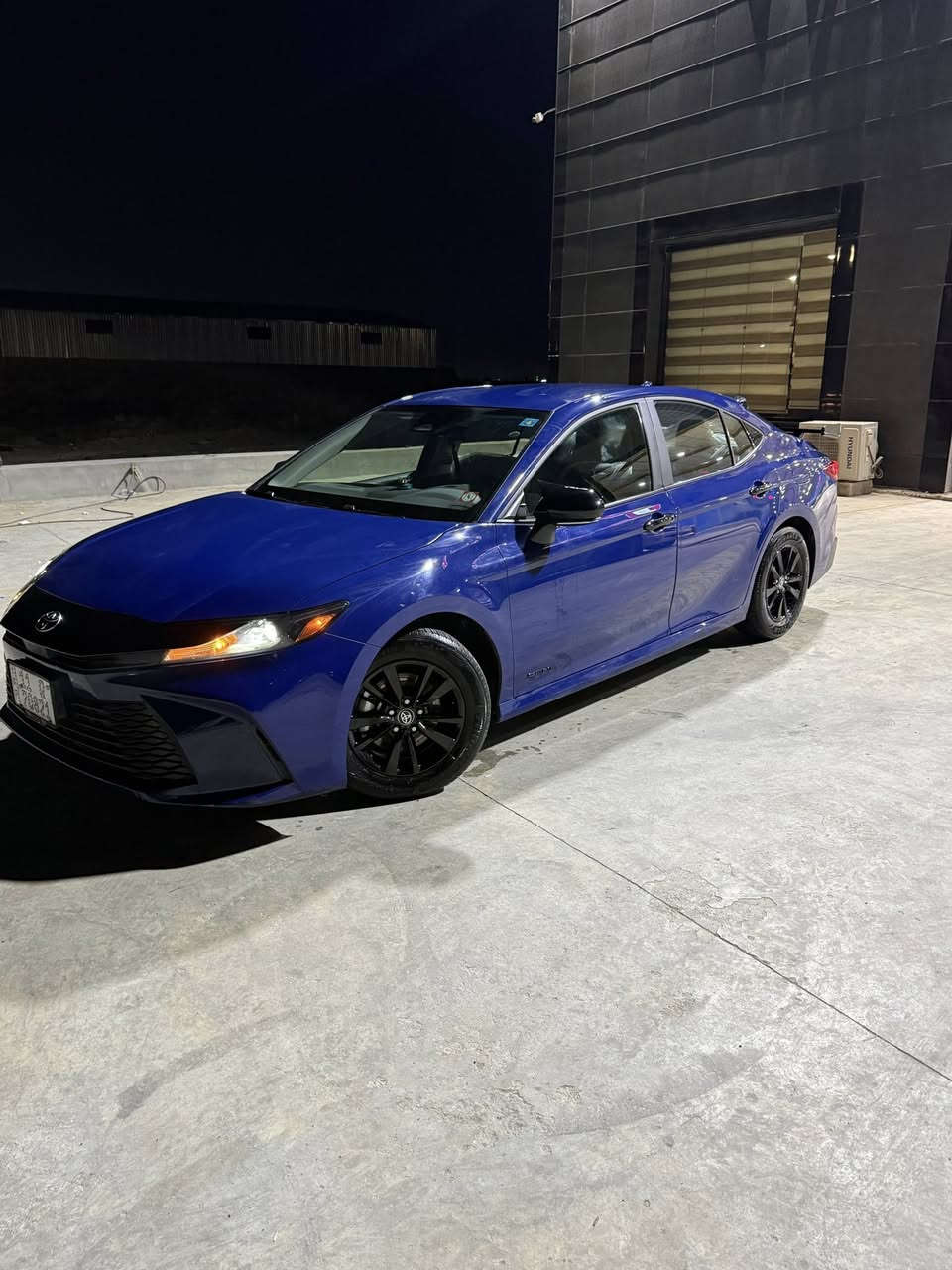 السلام عليكم
كامري موديل 2025 مواصفات LE لون ازرق 

وارد امريكي ضررها بسيط جداً ومرفق بالصور جاملغ خلفي اليسار  ومصلح كامل ومرقمه السياره بغداد تحويل ثاني يوم 

السياره داخلها مخمل  رادارات امامي وجانبي وخلفي كلهن شغالات  تبريد قطعتين 
تحديد مسار وتوقف ذاتي 

السياره مابيها اي نقص فقط التكيات مال كشنات الاماميه مسروقه بالاستيراد ومكفوله من كلشي عدا الضربه مالتها وسونار موجود 

للاستسفار الرقم ***********
