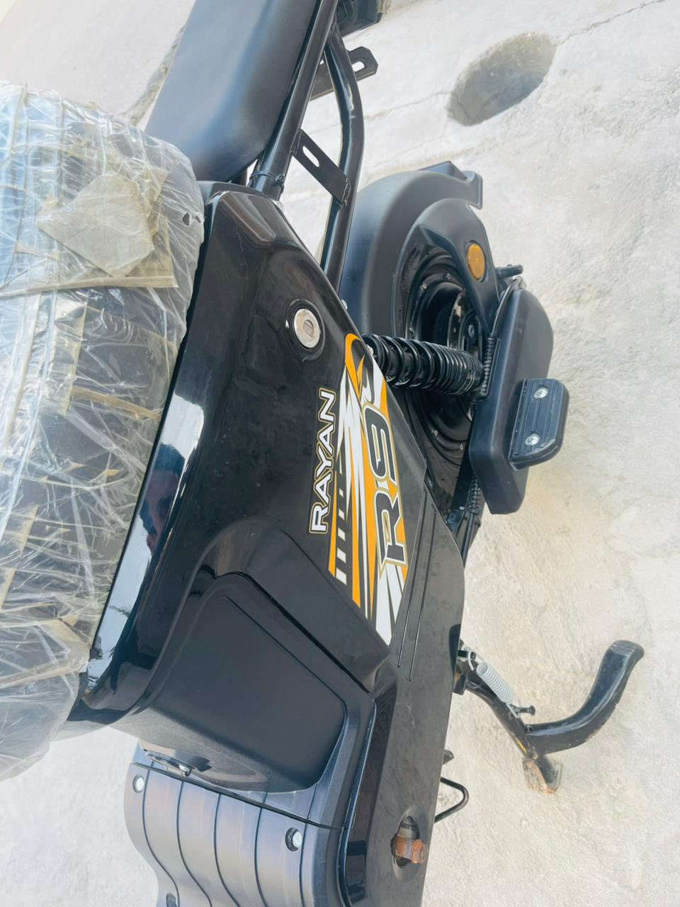 دراجة شحن R9 ريان نظافة 100‎%‎
استخدام شهرين فقط 
المحرك: 1200 واط  (ملف كبير).

البطاريات: 5 بطاريات كبيرة (60V-28A أو كرافين).

السرعة: تصل إلى 80 كم/ساعة حقيقي  (3 سرعات).

المدى: حوالي 50 كيلومتر (حسب الاستخدام والحمل).

المكابح: دسك بريك أمامي وخلفي بنظام مانع انزلاق.

الإضافات: شاشة ديجيتال، إشارات LED، 

نظام بصمة/سويج. / كارت 

إضاءة LED نهارية متغيرة الألوان.

مساعدات هيدروليكية (دبلات) أمامية وخلفية.  

(سعر خاص)


**إذا كنت صاحب هذا الإعلان وتريد حذفه لأي سبب، رجاءا أرسل رسالة إلى الدعم الفني**