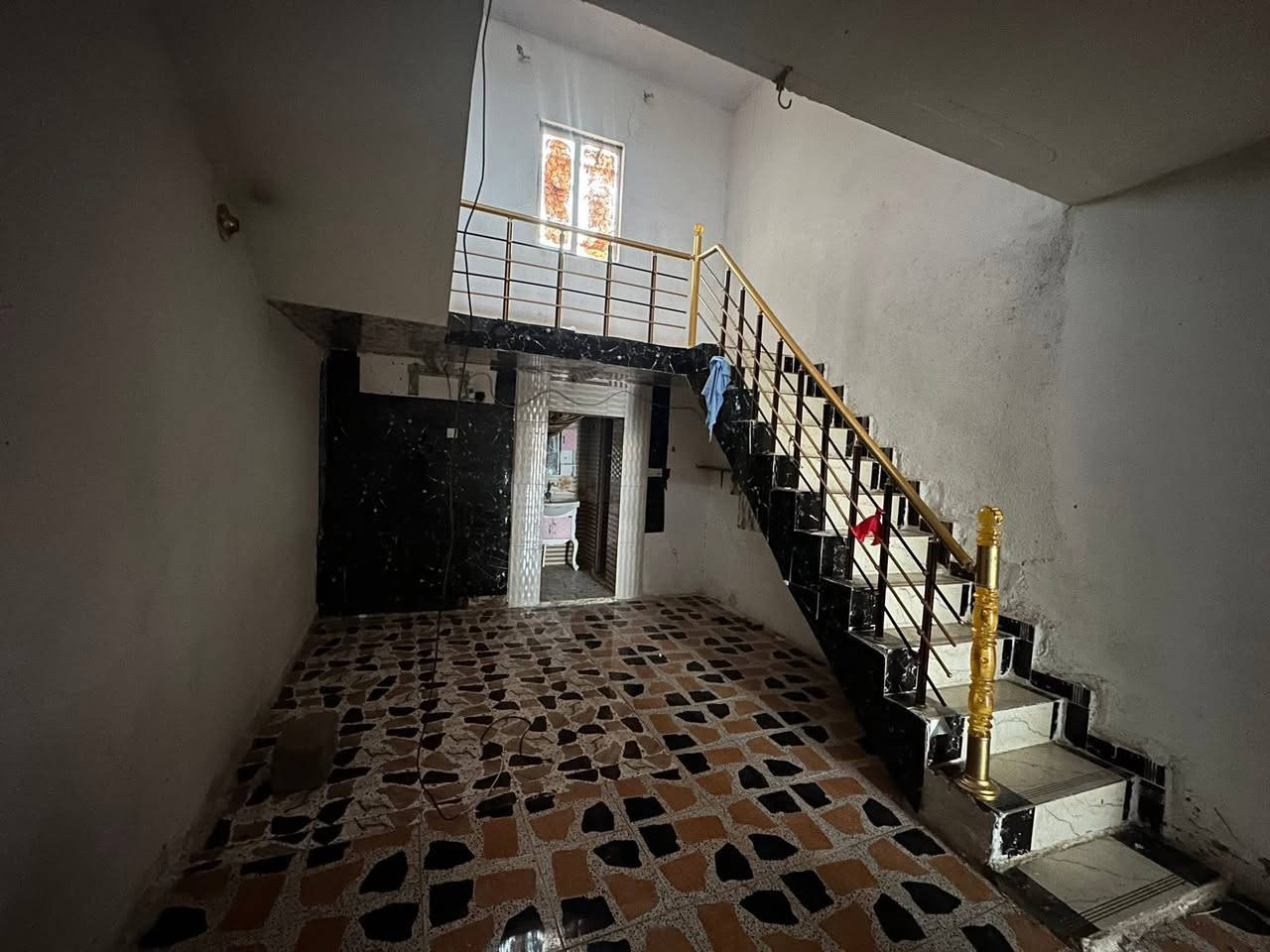 دار سكن زراعي في ( حي ظاهر )
مقابيل ( مجمع باندا ) ( كما موضح في الفيديو )

مساحة ٢١٠ م - بناء بلوك - سقف عكادة 
ماء - كهرباء - ( عالي عن الشارع )  
( غرفة نوم واحدة - صحيات داخلية + خارجية)( شارع بعرض ١٠ م ) ( معاملة كاملة في التطويب )
 ( يبعد عن شارع ٢٠ تقريباً ٦٠ م او اقل )

للاستفسار مراجعة مكتب غازي للعقار   
واسط - الزبيدية - قرب أفران المائدة  *********** 
***********
