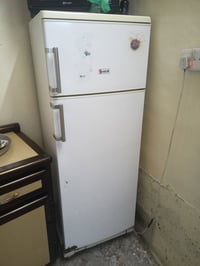 ثلاجه نظيفه للبيع شرط الشغل والتبريد السعر 100 المراسله على الخاص او ع...