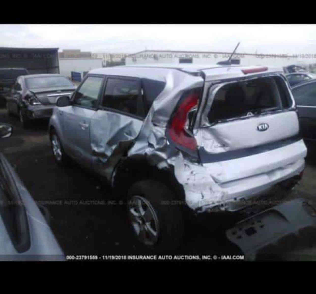 السلام عليكم . كيا صول 2018 بغداد باسمي السياره حلوه وجديده وماشيه 60 ميل بيها كم طخه بسيطه وحادثها مثل ما وضح بالصور  
عارضها ب107 وبيها مجال بسيط 

***********
