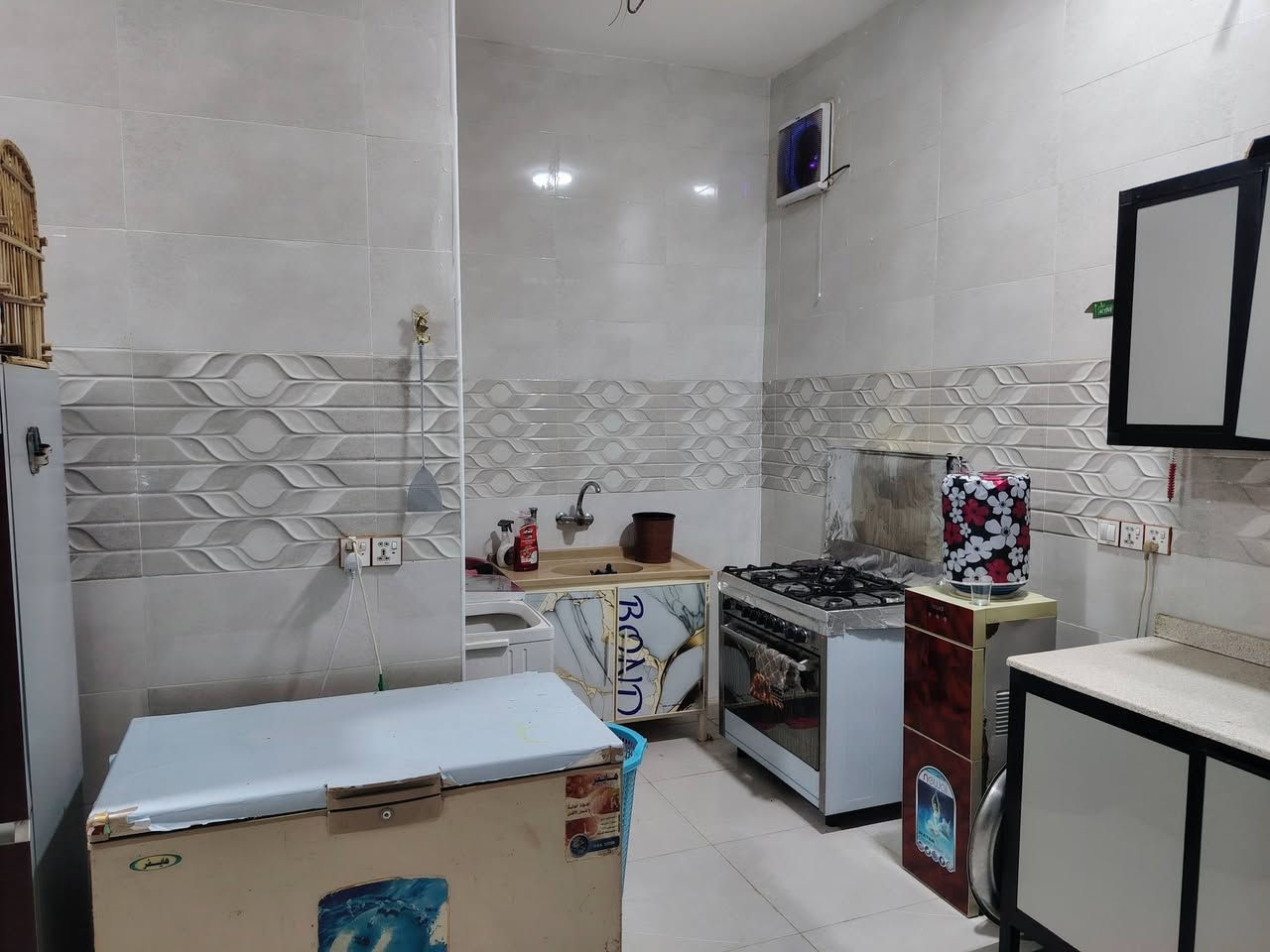 سلام عليكم بيت البيع مساحة متين متر طابقين ٤غرف نوم مجمع وصحيات فوك مجمع وصحيات داخلية وخارجية طابو صرف زراعي بيت ركن شارع تبليط حي الزهور قريب عن سنجار عنانه تقسيم حسين ما رينه ***********

