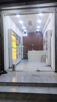 محل للبيع  4فاترينات و ميز و ادوات صيانه كامله  و اكسسوارات  و جام خان...